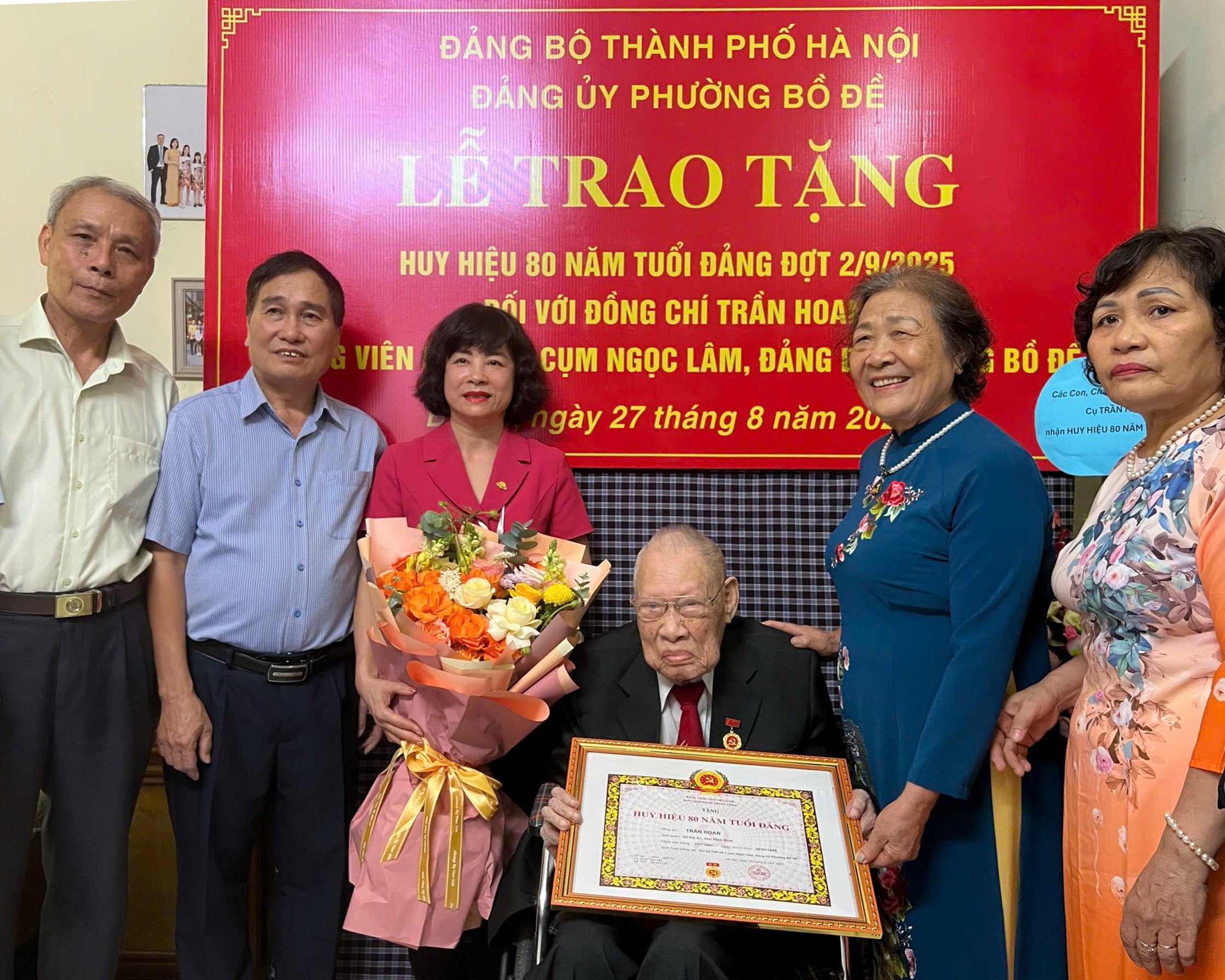 Lãnh đạo phường Bồ Đề trao Huy hiệu 80 năm tuổi Đảng tặng đảng viên lão thành