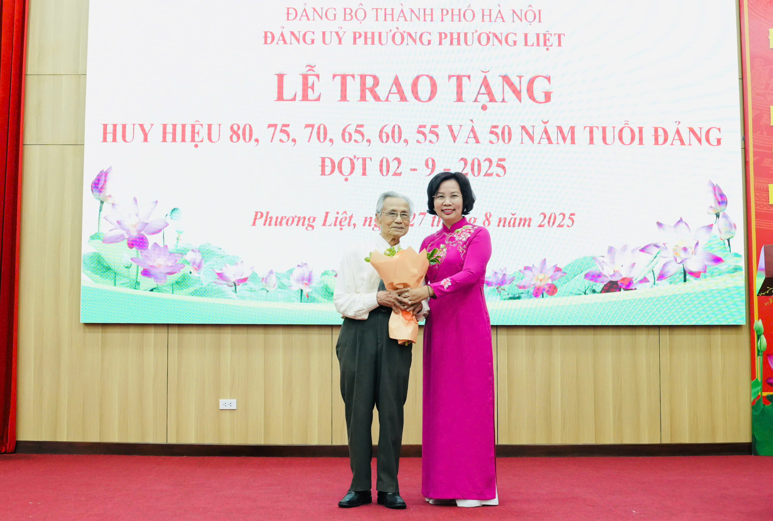 Phường Phương Liệt: Trao Huy hiệu Đảng, tri ân và lan tỏa niềm tự hào cách mạng