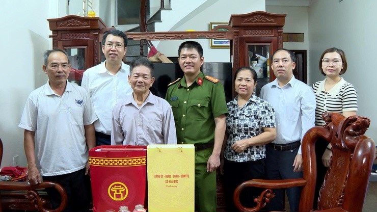 Lãnh đạo xã Hoài Đức thăm, tặng quà người có công tiêu biểu nhân dịp kỷ niệm 80 năm Quốc khánh nước Cộng hoà xã hội chủ nghĩa Việt Nam