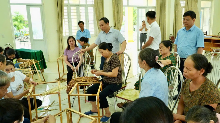 Xã Phượng Dực mở lớp dạy nghề mây tre đan, tạo sinh kế cho lao động nông thôn