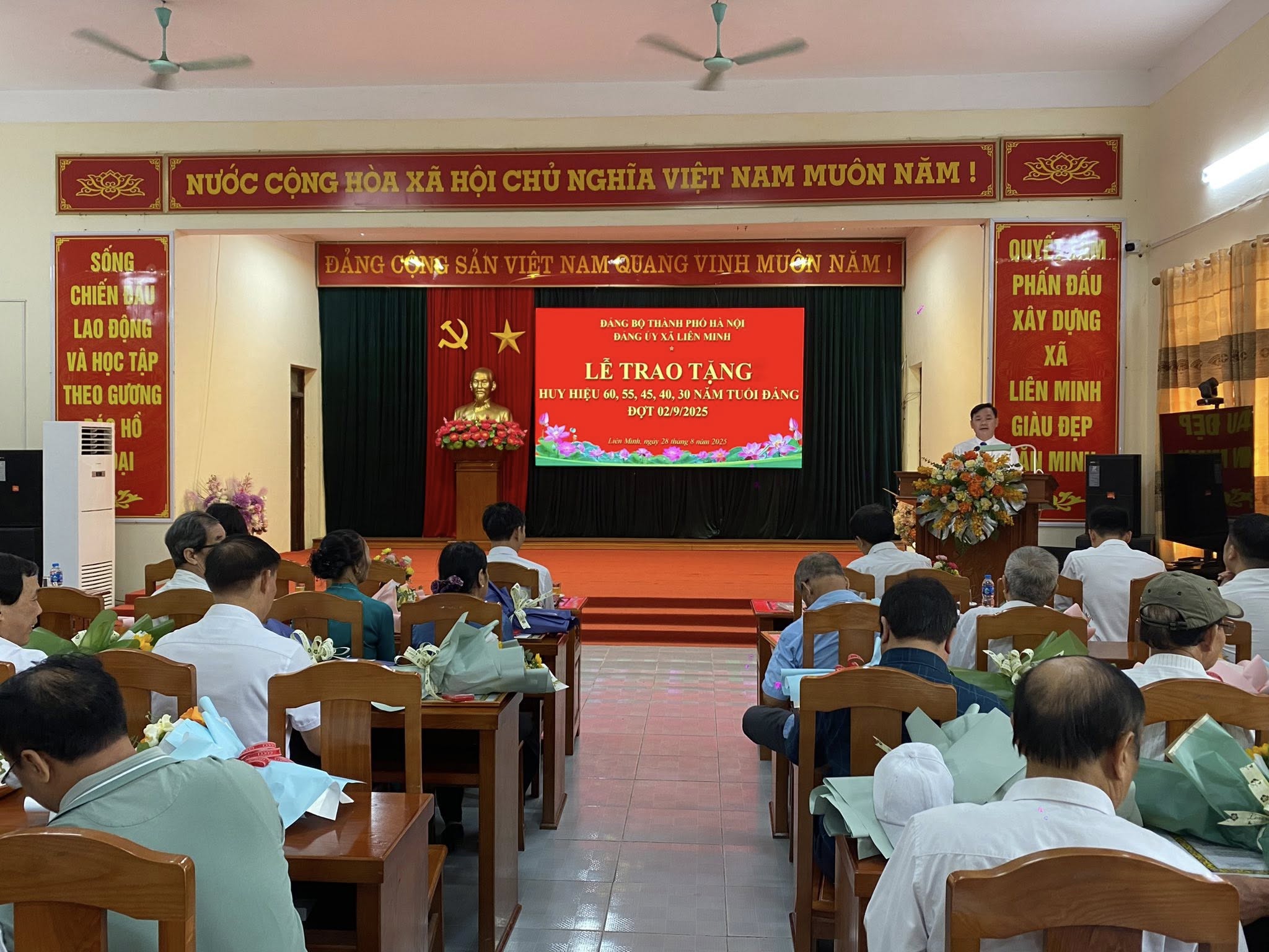 Xã Liên Minh: 29 đảng viên vinh dự được trao tặng Huy hiệu Đảng đợt 02-9