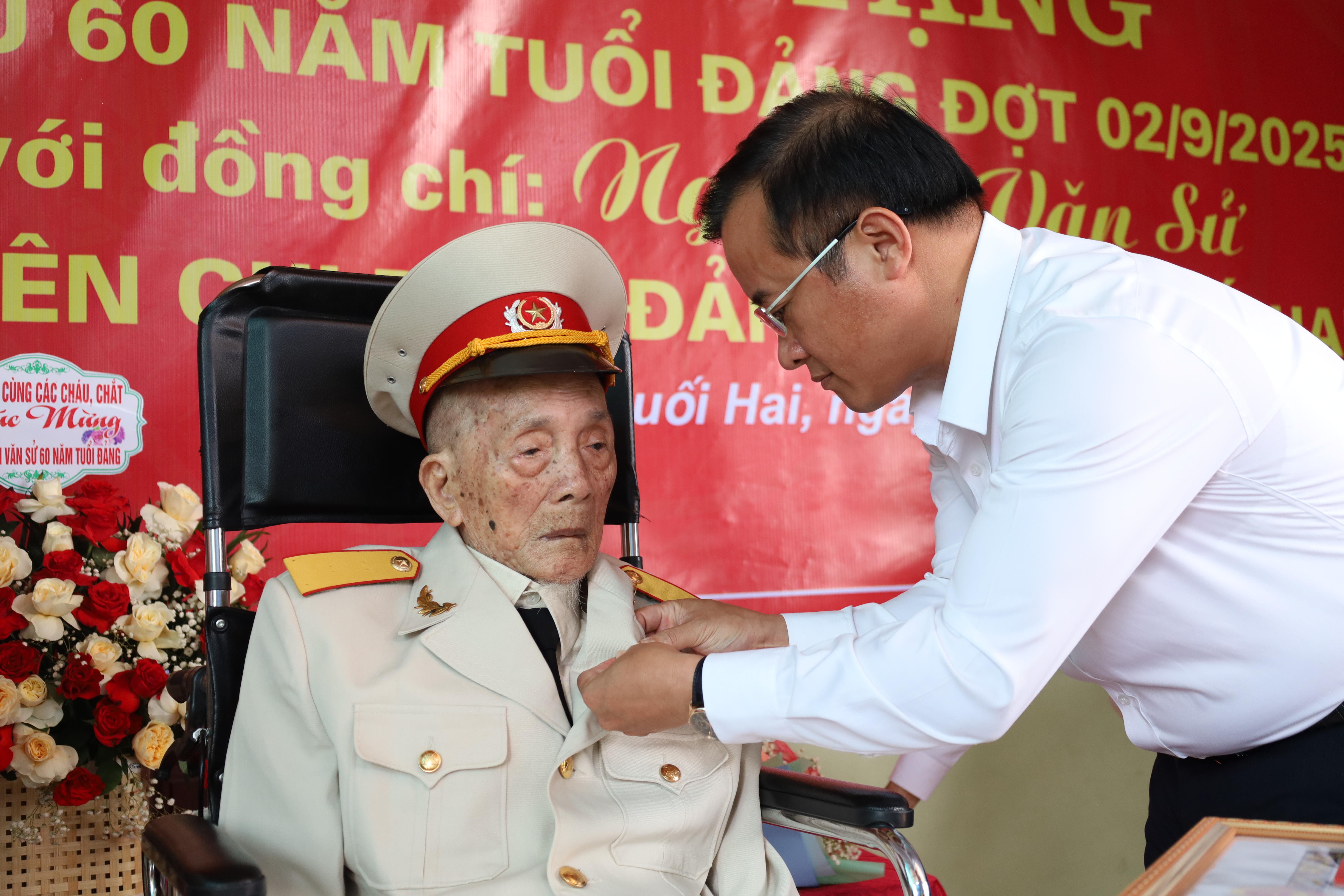 Lãnh đạo Đảng uỷ xã Suối Hai trao Huy hiệu 60 năm tuổi Đảng tặng đảng viên Nguyễn Văn Sử