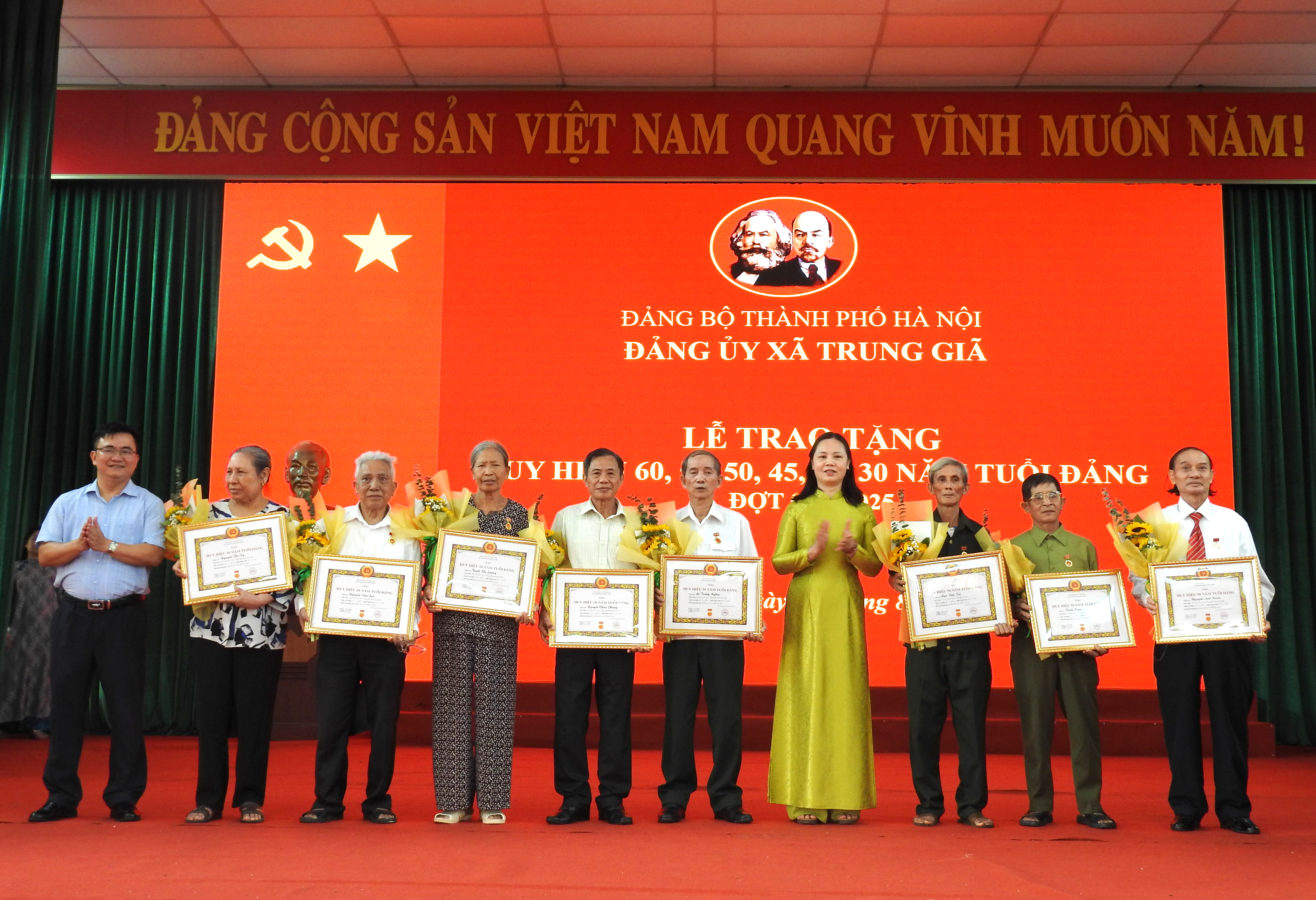47 đảng viên thuộc Đảng bộ xã Trung Giã được trao tặng Huy hiệu Đảng đợt 02-9-2025