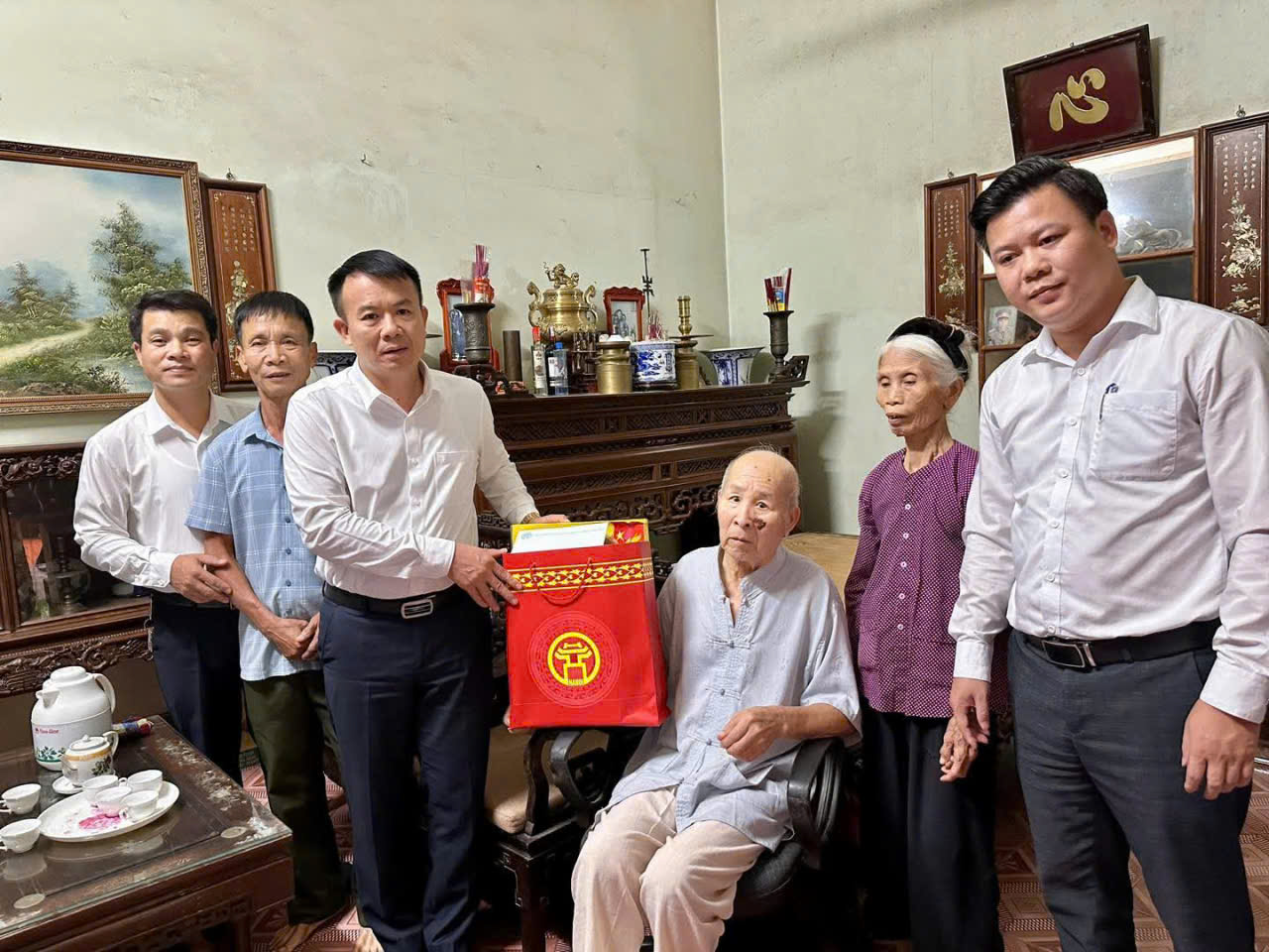 Xã Hát Môn thăm, tặng quà gia đình chính sách nhân kỷ niệm 80 năm Quốc khánh 2-9