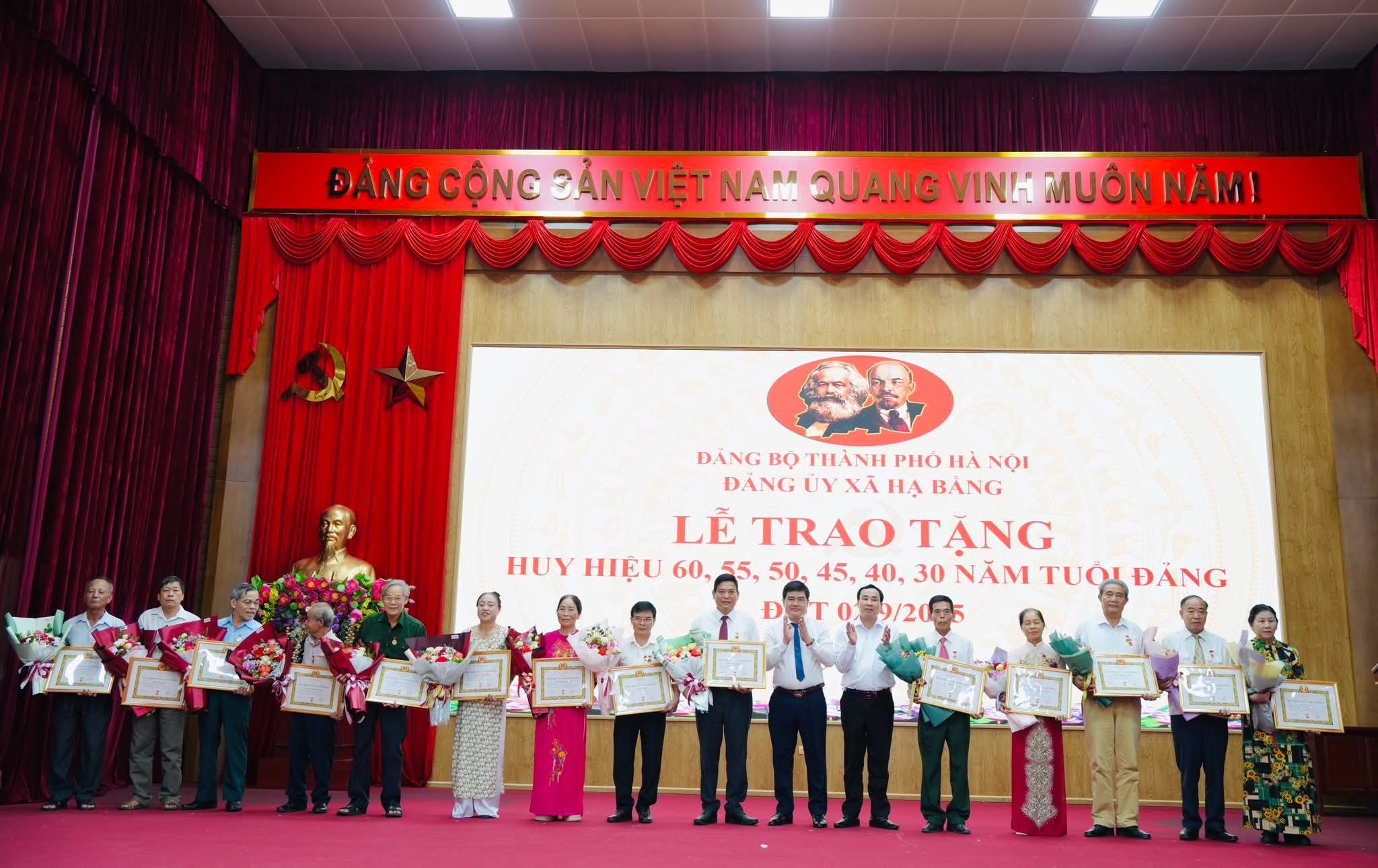 Xã Hạ Bằng: Trao Huy hiệu Đảng, tri ân những chặng đường cống hiến