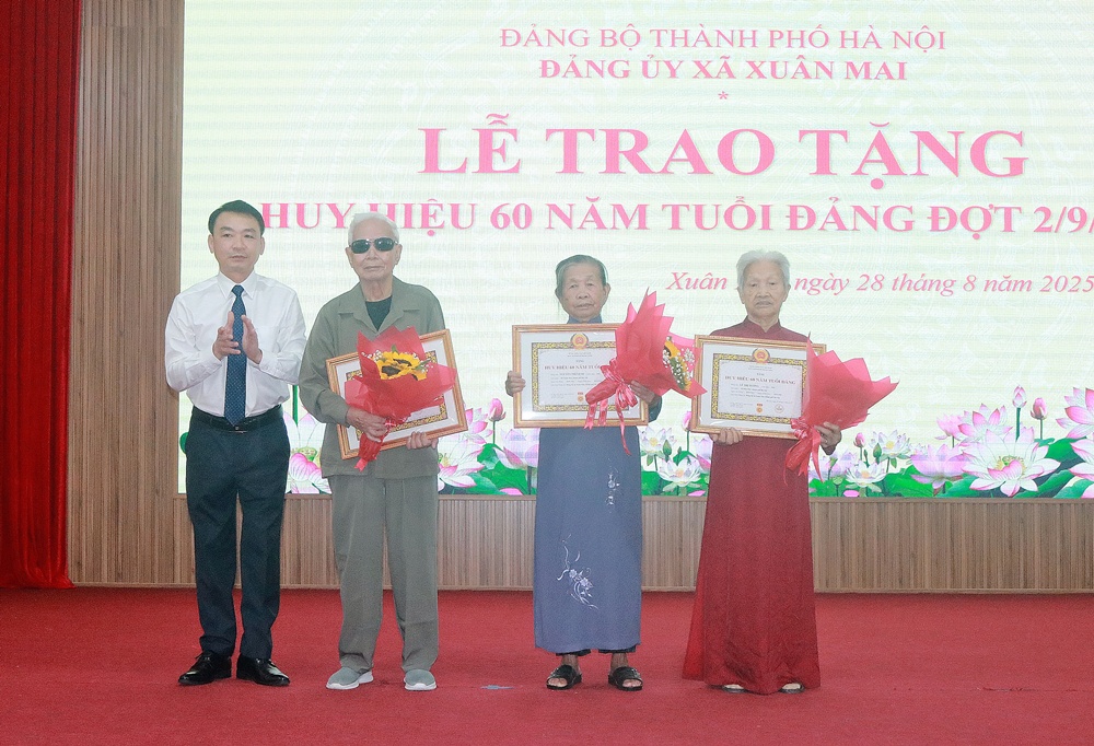 Xã Xuân Mai: Trao Huy hiệu Đảng dịp Quốc khánh, khẳng định niềm tự hào và quyết tâm xây dựng quê hương