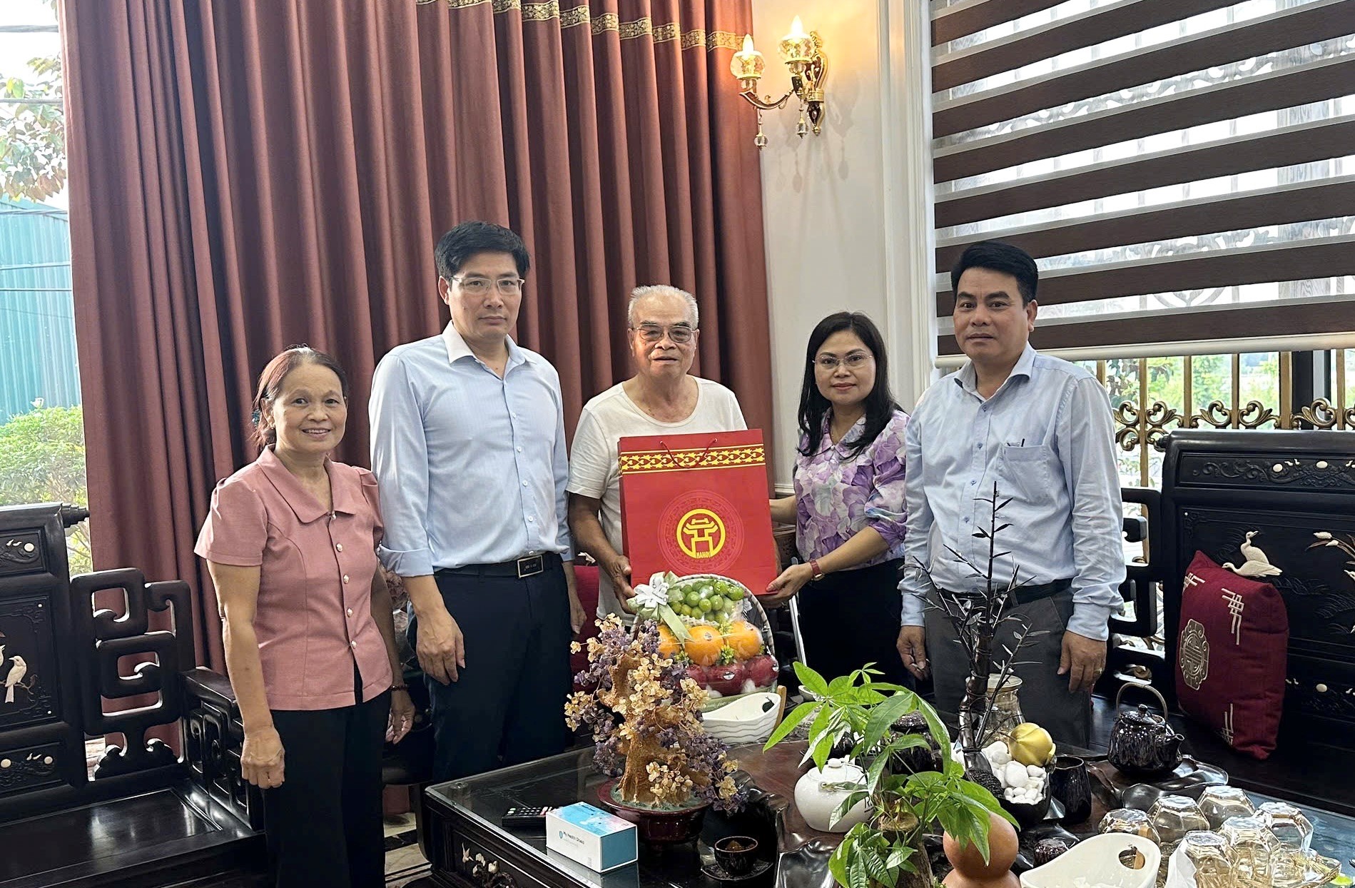 Phó Bí thư Thường trực Đảng uỷ xã Dương Hòa thăm, tặng quà người hoạt động cách mạng bị địch bắt tù đày nhân kỷ niệm 80 năm Quốc khánh 