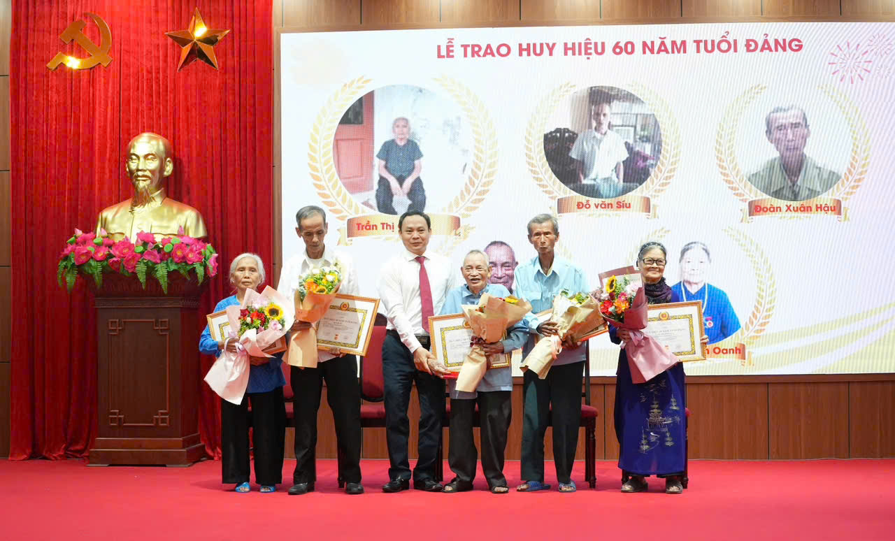 Trao Huy hiệu Đảng gắn với triển khai Nghị quyết Đại hội: Xã Phượng Dực khẳng định khát vọng vươn lên trong giai đoạn mới