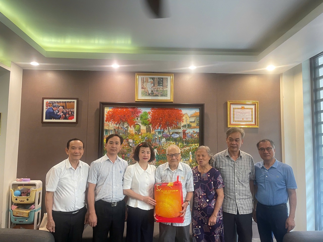 Lãnh đạo phường Bồ Đề tri ân lão thành cách mạng và cán bộ tiền khởi nghĩa