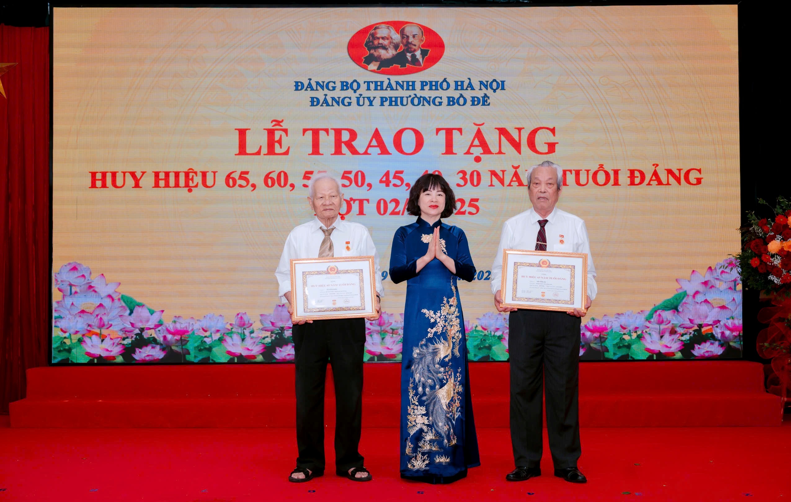 Phường Bồ Đề: Trao Huy hiệu Đảng, lan tỏa niềm tự hào, tiếp lửa truyền thống cách mạng