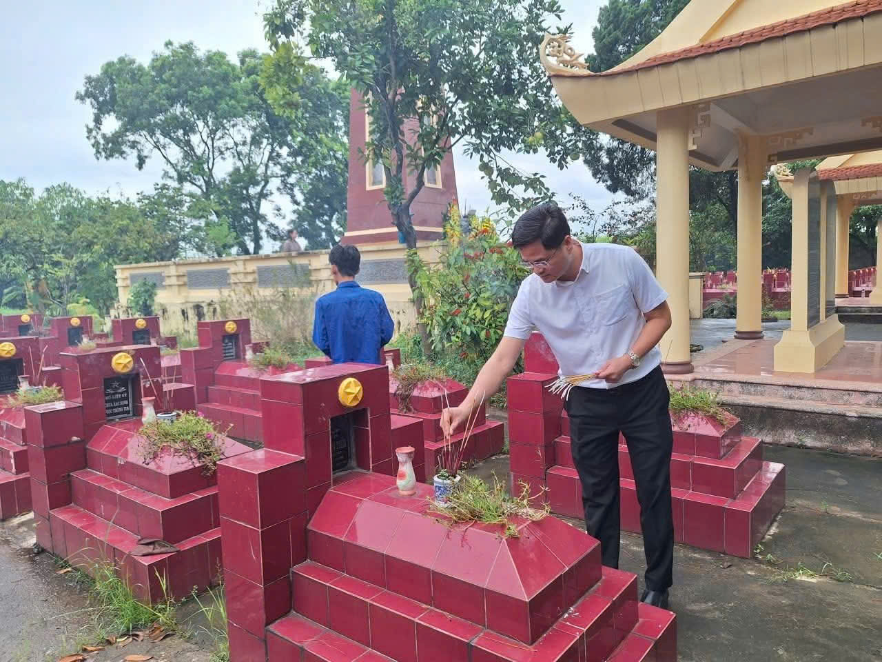 Xã Hát Môn dâng hương tưởng niệm anh hùng liệt sĩ: Phát huy truyền thống cách mạng, xây dựng quê hương giàu đẹp
