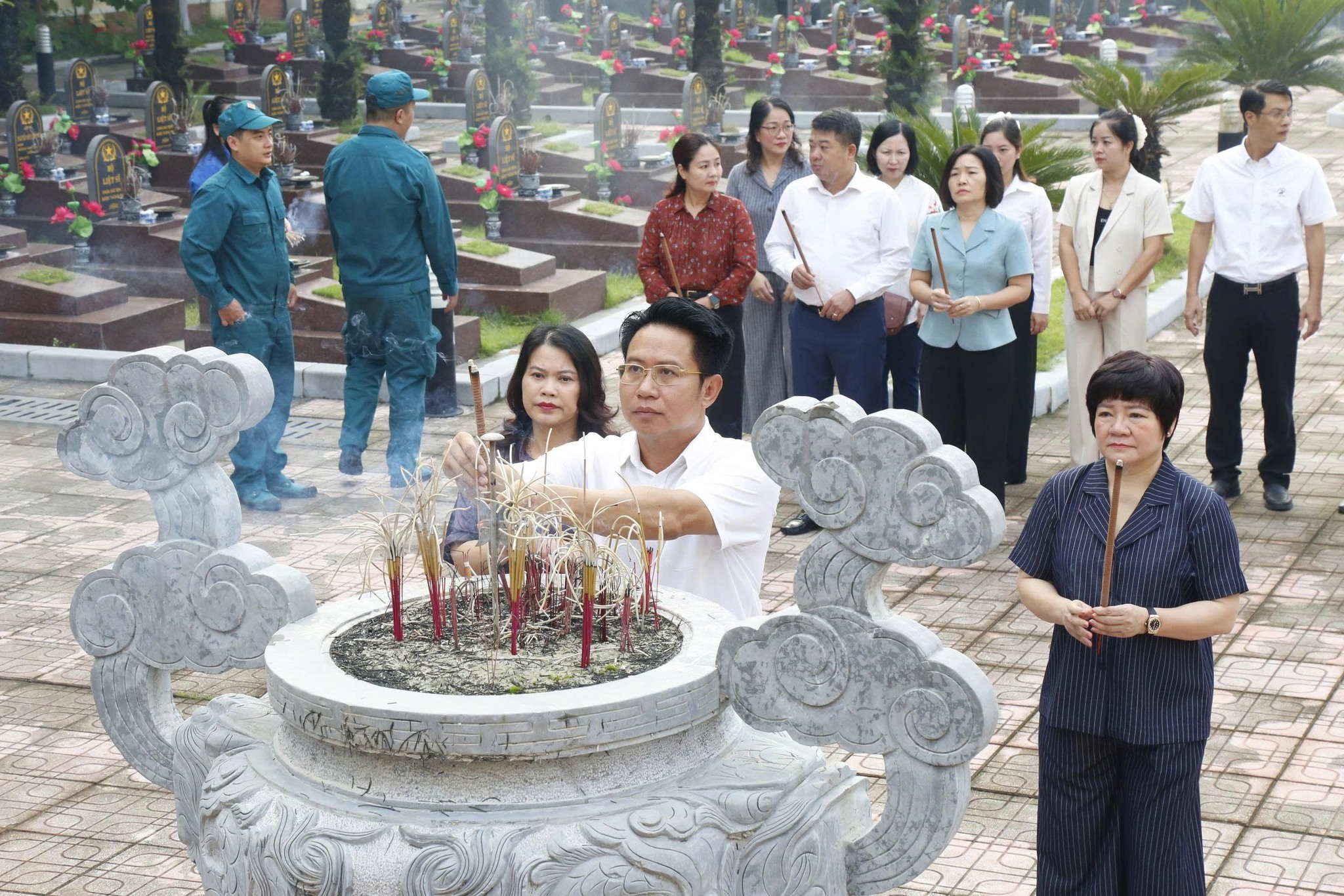 Đảng ủy phường Hà Đông tổ chức lễ dâng hương tưởng niệm các anh hùng liệt sỹ nhân kỷ niệm 80 năm Quốc khánh 2-9