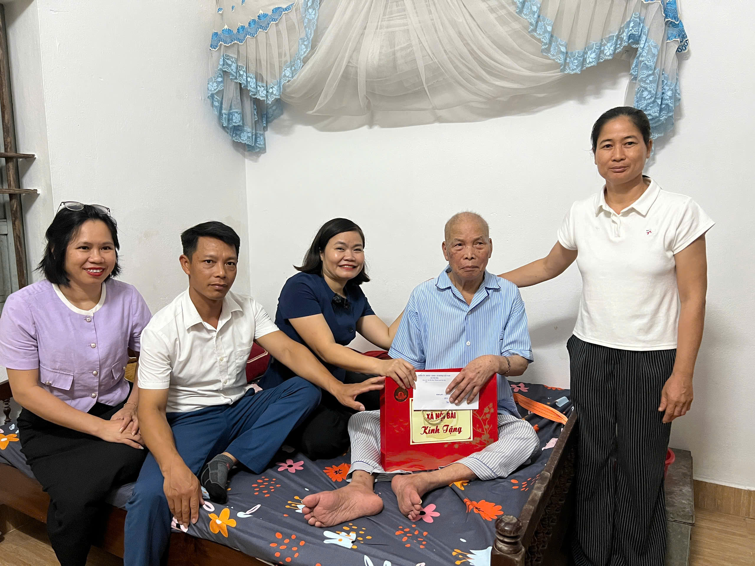 Xã Nội Bài tri ân người có công nhân dịp kỷ niệm 80 năm Quốc khánh