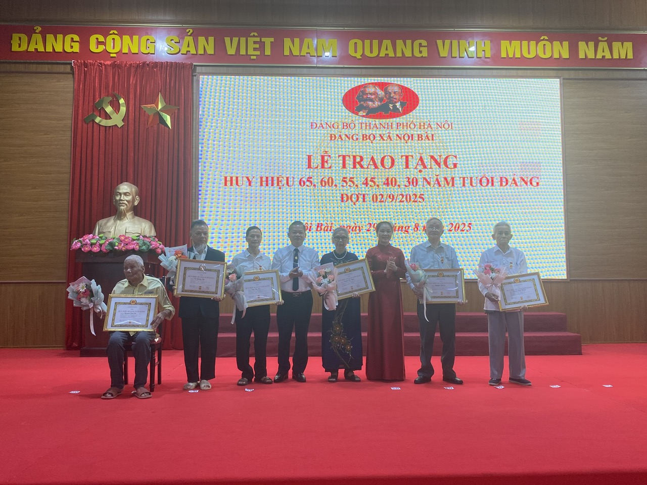 55 đảng viên Đảng bộ xã Nội Bài được trao tặng, truy tặng Huy hiệu Đảng đợt 02-9-2025