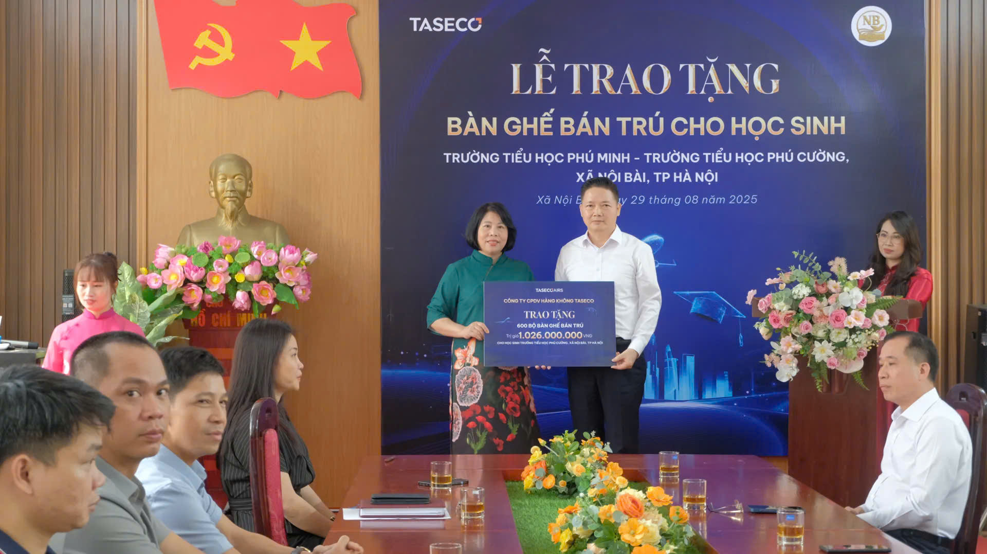Doanh nghiệp đồng hành cùng giáo dục: Trao hơn 1.000 bộ bàn ghế và hàng trăm phần quà cho học sinh xã Nội Bài