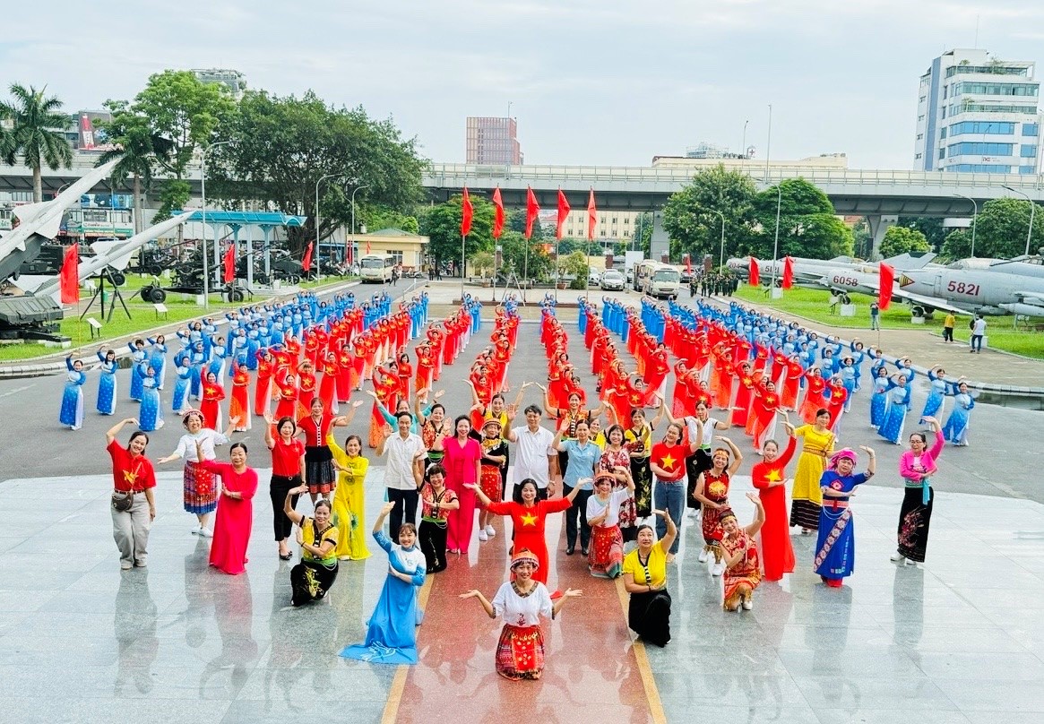 Phụ nữ phường Phương Liệt rực rỡ khí thế đồng diễn dân vũ mừng 80 năm Quốc khánh