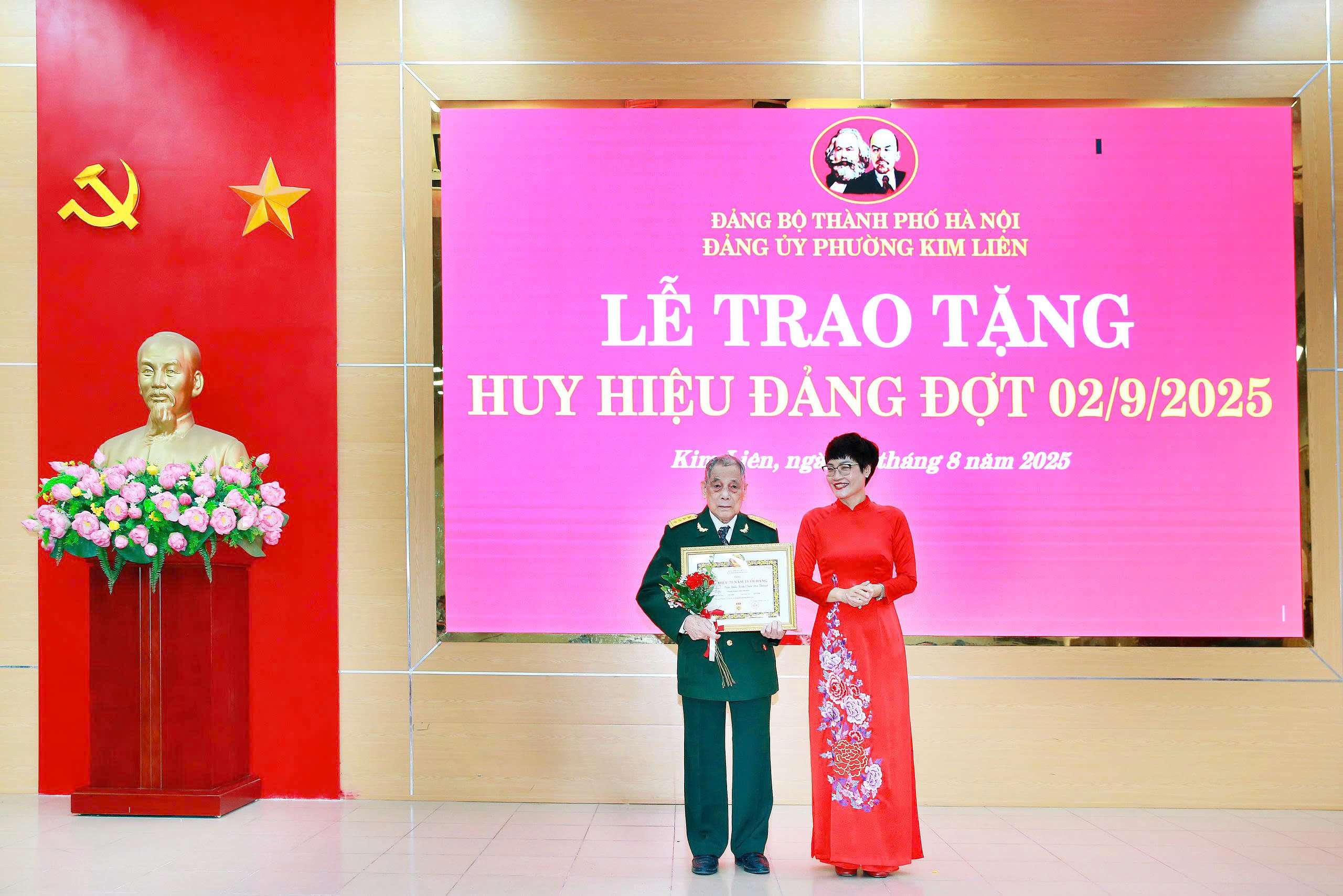 Phường Kim Liên trao Huy hiệu Đảng tặng 202 đảng viên đợt 02-9-2025