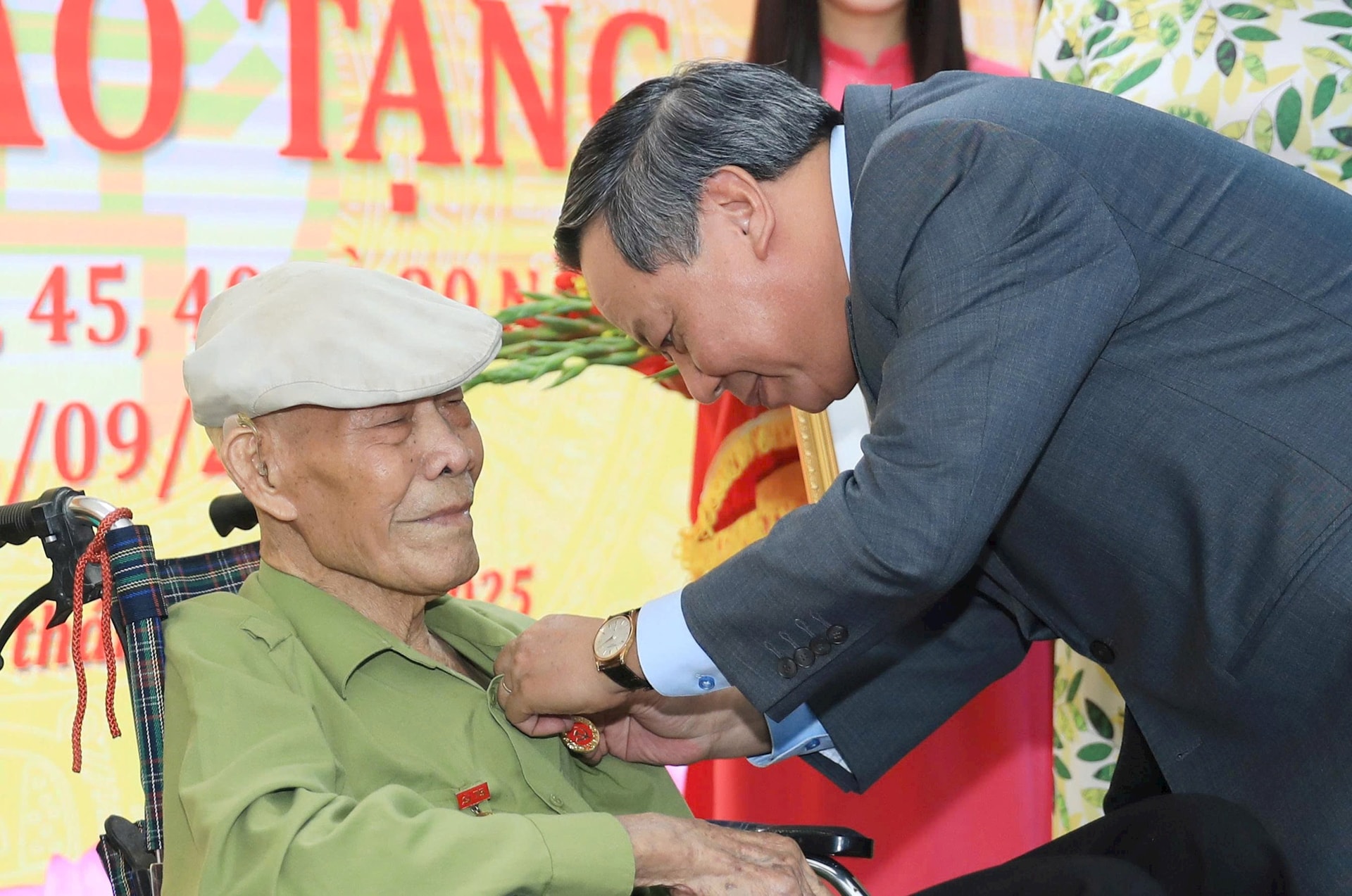 Phó Bí thư Thường trực Thành uỷ Nguyễn Văn Phong trao Huy hiệu Đảng tại phường Ba Đình: Tôn vinh những tấm gương kiên trung, tiếp lửa cho thế hệ trẻ