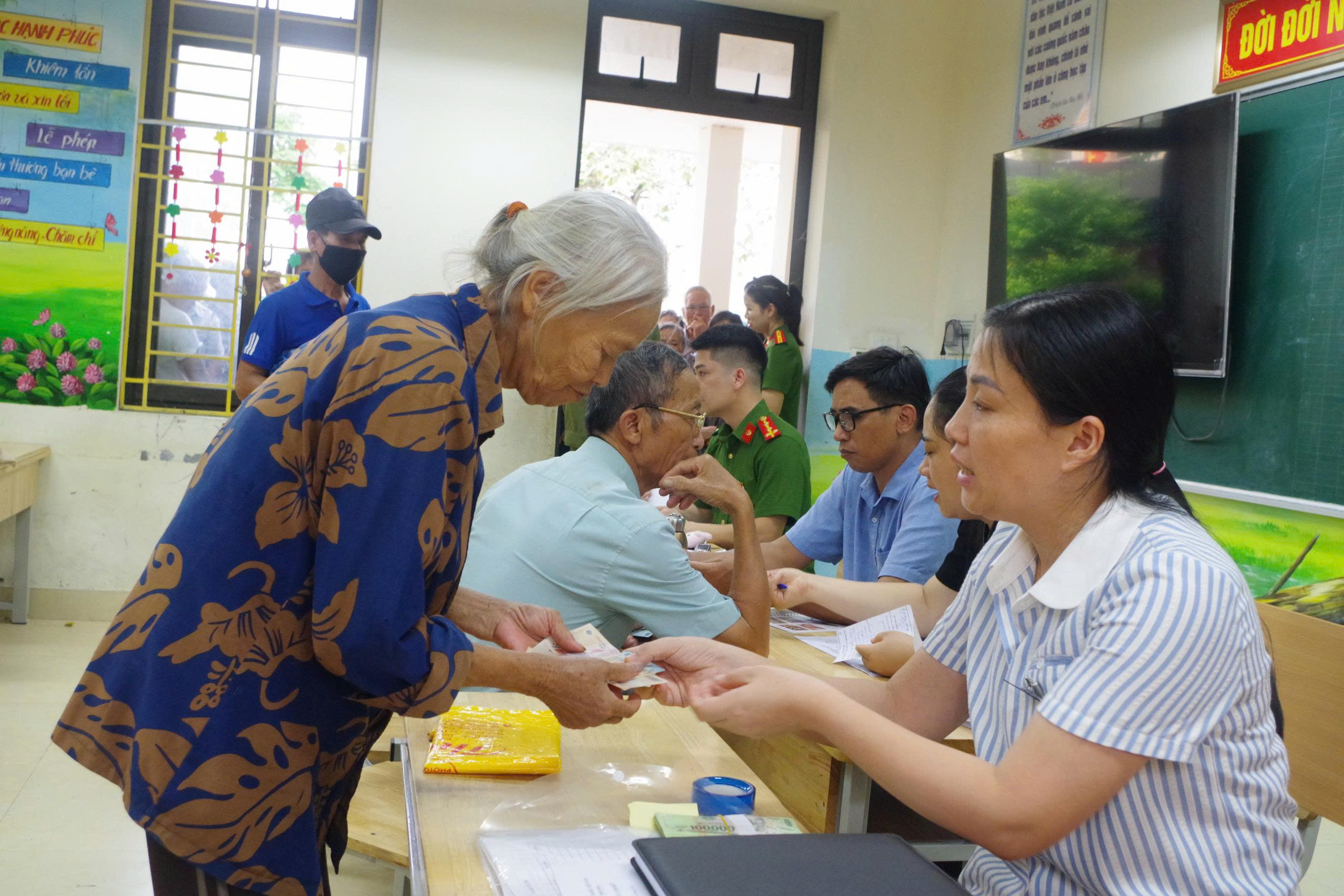 Xã Quảng Oai khẩn trương cấp phát tiền Tết Độc lập đến nhân dân