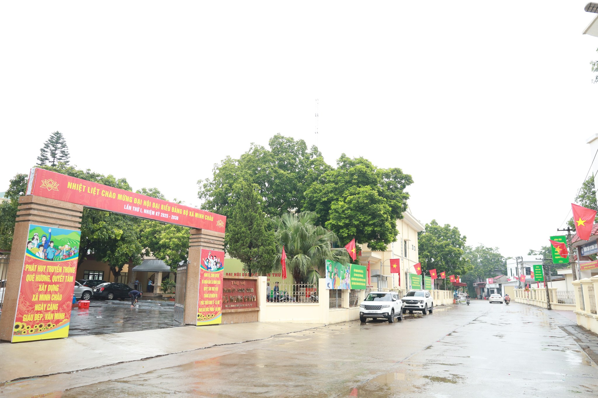 Xã Minh Châu đẩy mạnh công tác thông tin, tuyên truyền, trang trí trực quan tạo không khí thi đua sôi nổi chào mừng Đại hội Đảng bộ xã lần thứ I