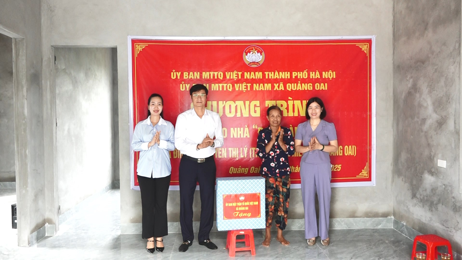 Bàn giao nhà Đại đoàn kết cho hộ nghèo tại thôn Thuỵ Phiêu: Hoạt động thiết thực chào mừng Đại hội Đảng bộ xã Quảng Oai lần thứ I