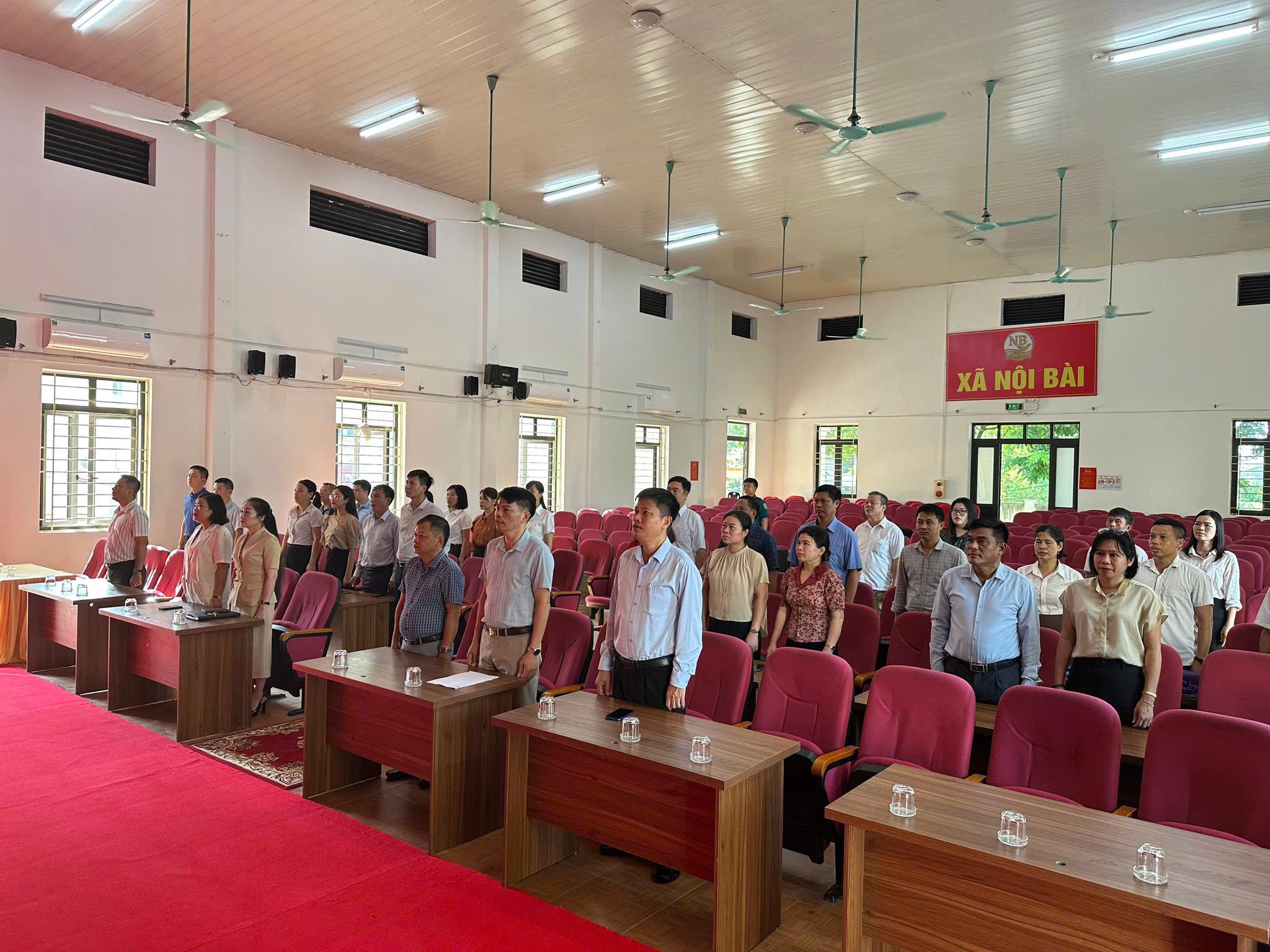 Cơ quan  Đảng ủy xã Nội Bài nghiêm trang tổ chức Lễ chào cờ tháng 8