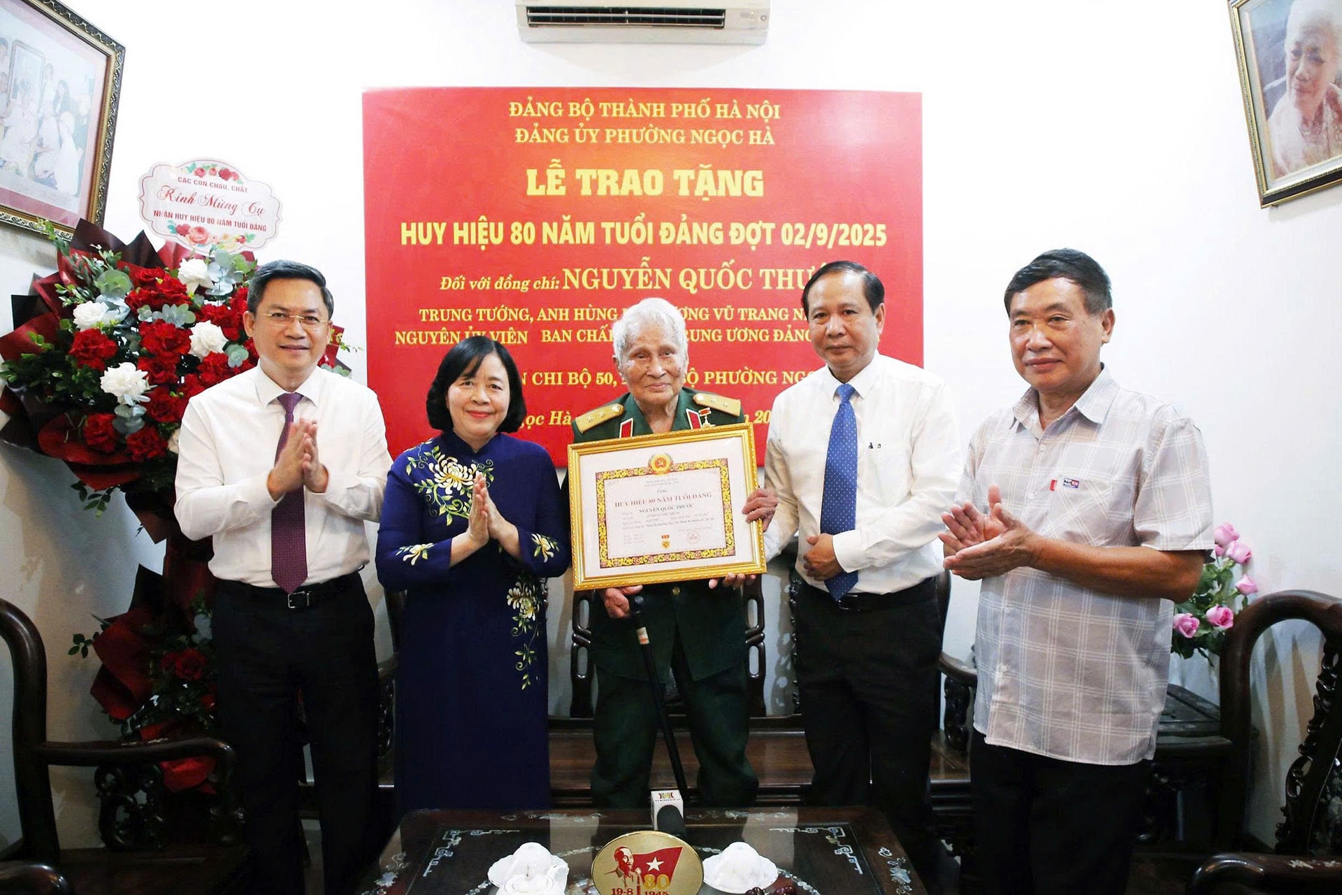 Đồng chí Bùi Thị Minh Hoài trao Huy hiệu 80 năm tuổi Đảng tặng Trung tướng, Anh hùng Nguyễn Quốc Thước