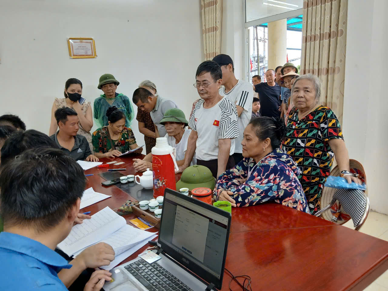Nhân dân xã Vân Đình phấn khởi nhận quà Tết Độc lập 2-9