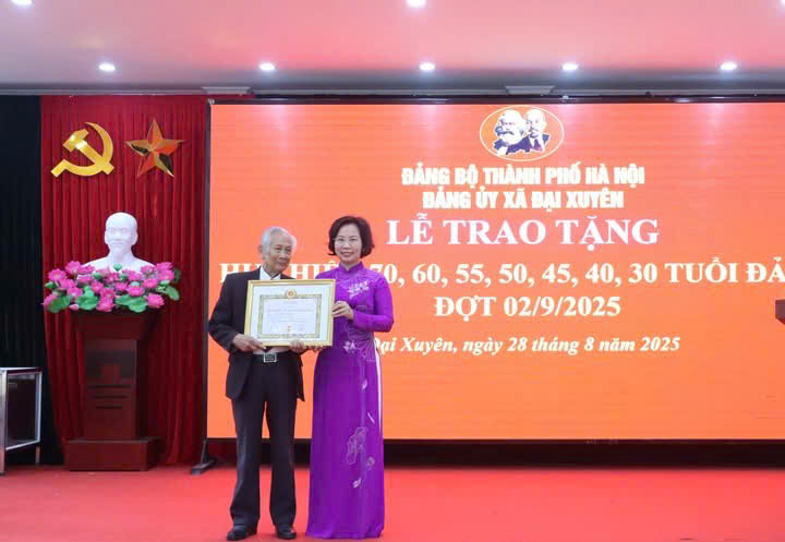 Xã Đại Xuyên trang trọng trao Huy hiệu Đảng: Biểu tượng thiêng liêng của lòng trung thành và ý chí kiên cường