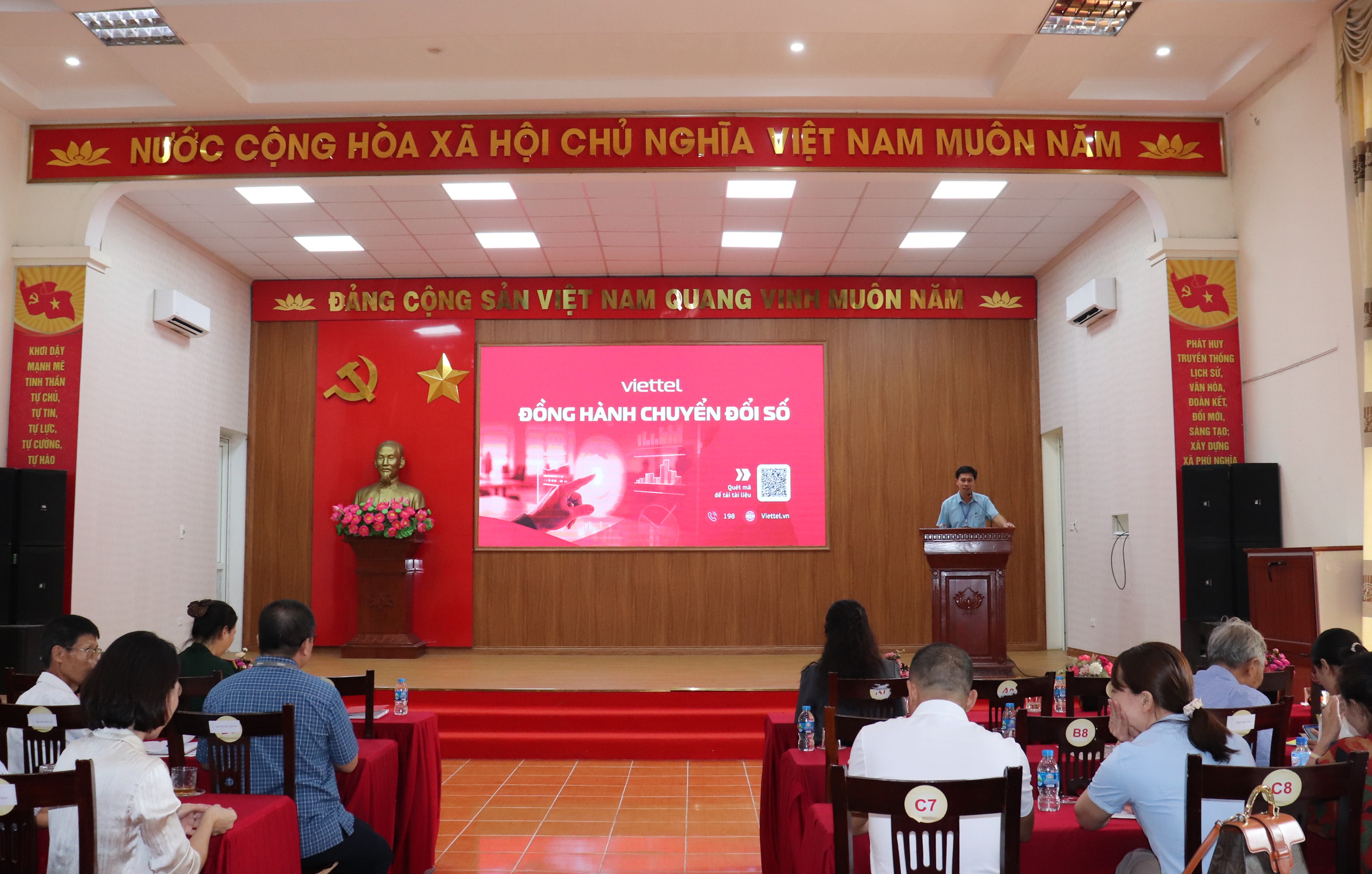 Xã Phú Nghĩa đẩy mạnh chuyển đổi số trong quản lý thuế: Ứng dụng eTax Mobile và nền tảng số vào thực tiễn