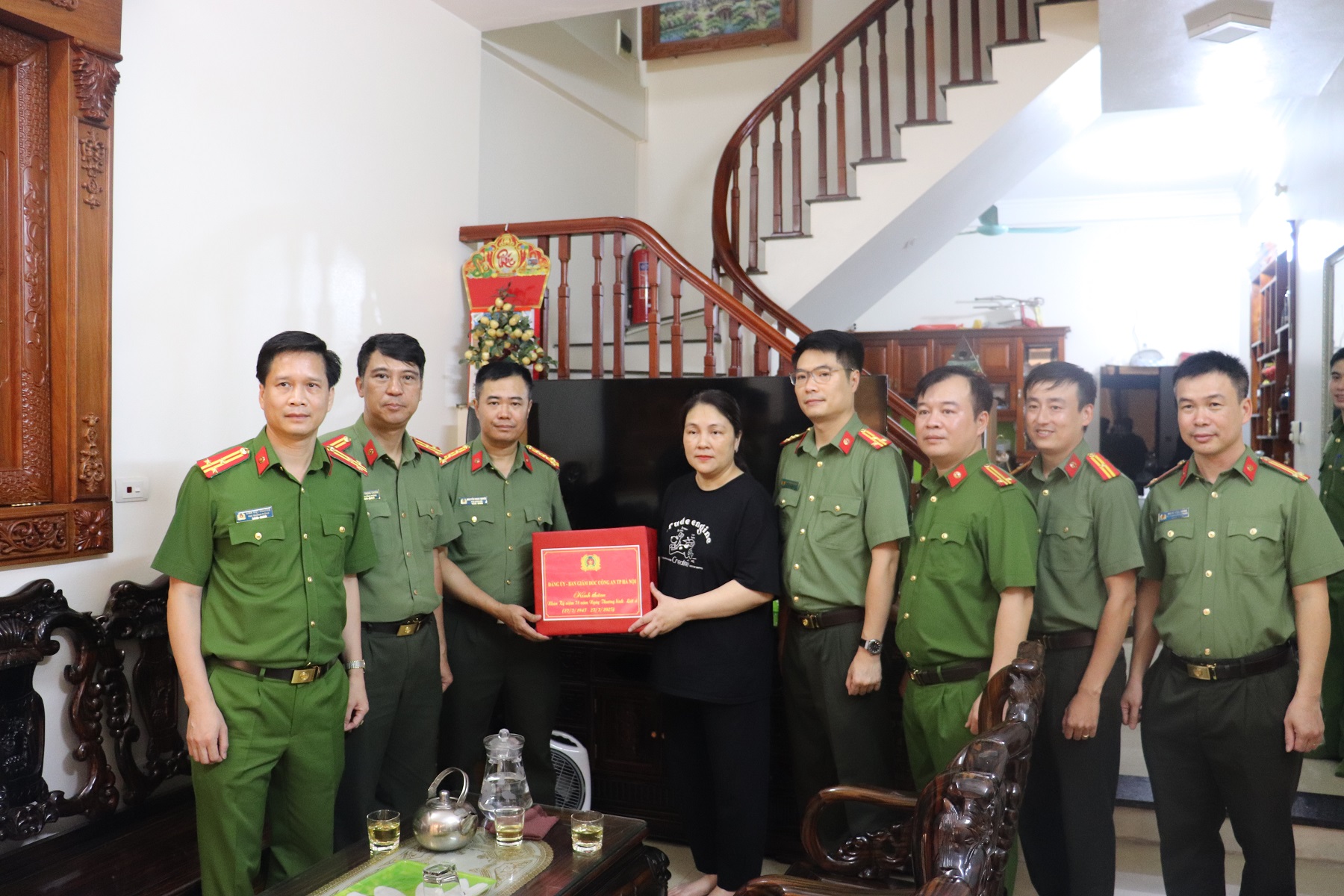 Công an Thủ đô tri ân gia đình liệt sĩ, lan tỏa truyền thống “uống nước nhớ nguồn”