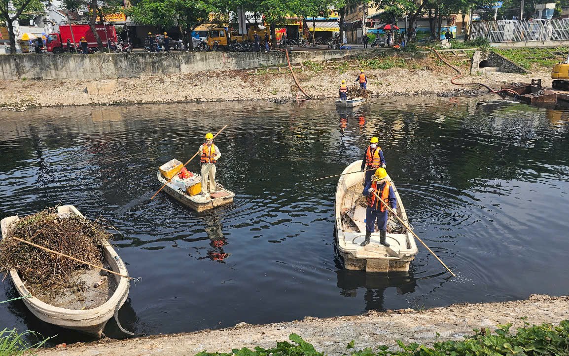 Hà Nội đẩy nhanh tiến độ nạo vét sông Tô Lịch
