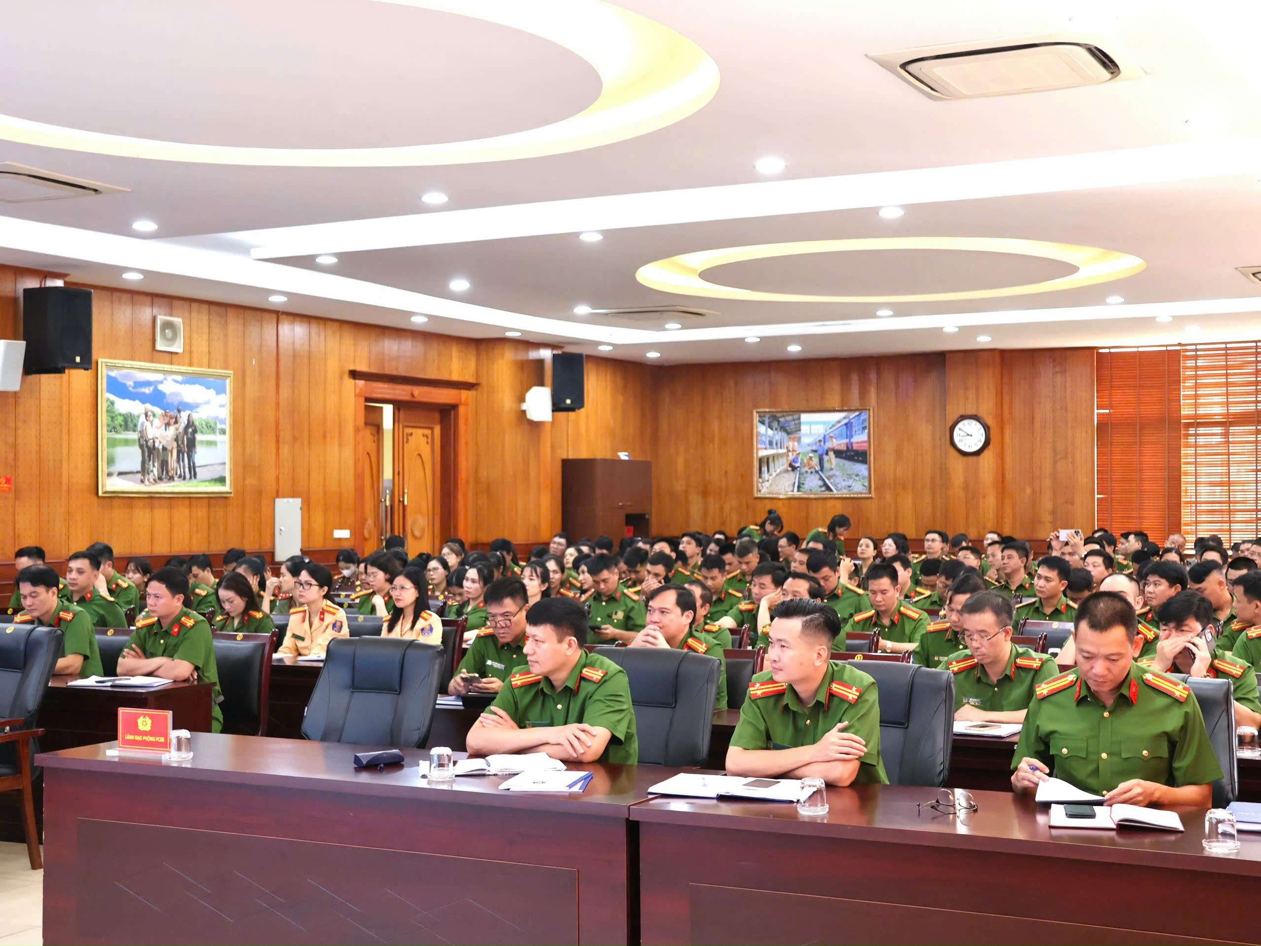 Công an Hà Nội tập huấn nghiệp vụ đăng ký xe: Chuẩn hóa đội ngũ, nâng cao chất lượng phục vụ nhân dân