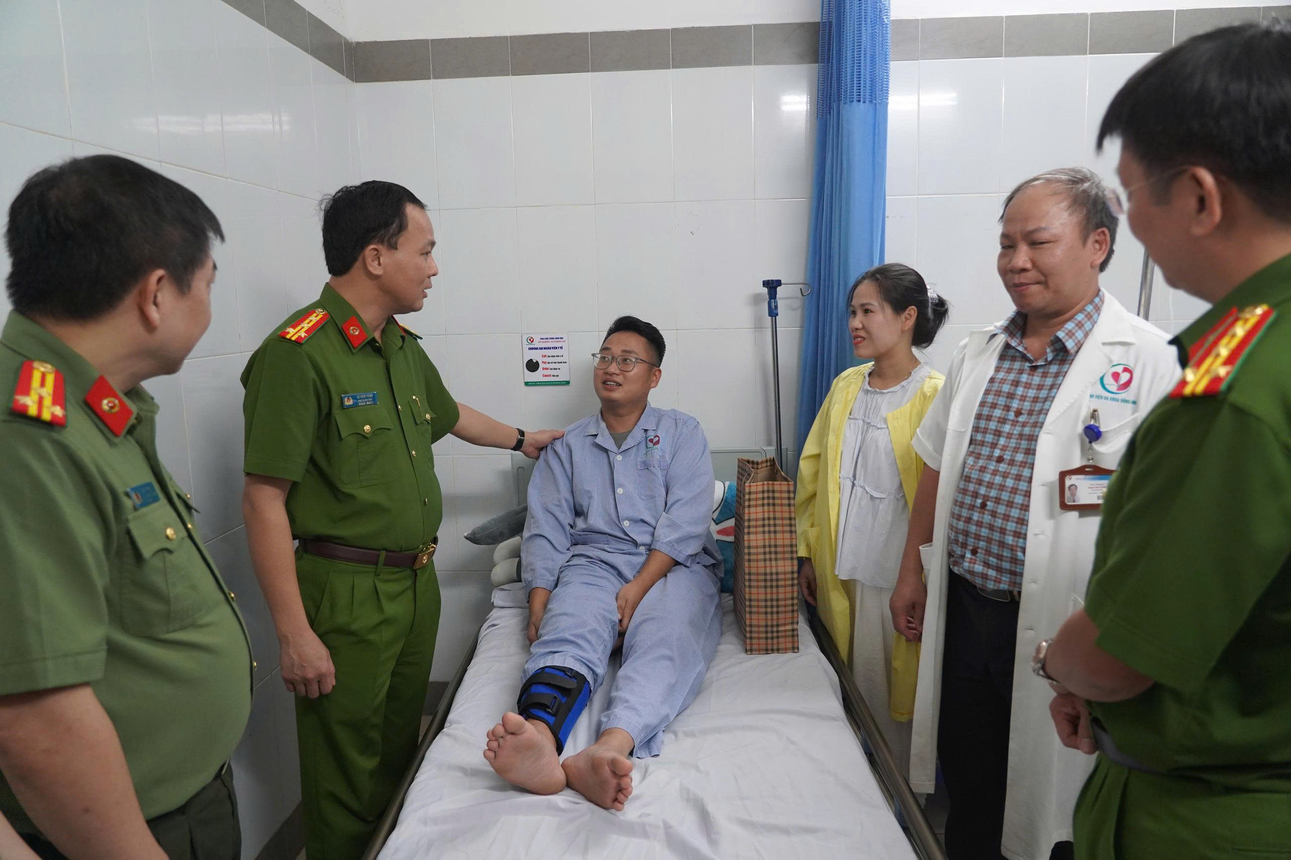Phó Giám đốc Công an thành phố Hà Nội thăm, động viên Thượng úy Võ Tuấn Sơn bị thương khi làm nhiệm vụ