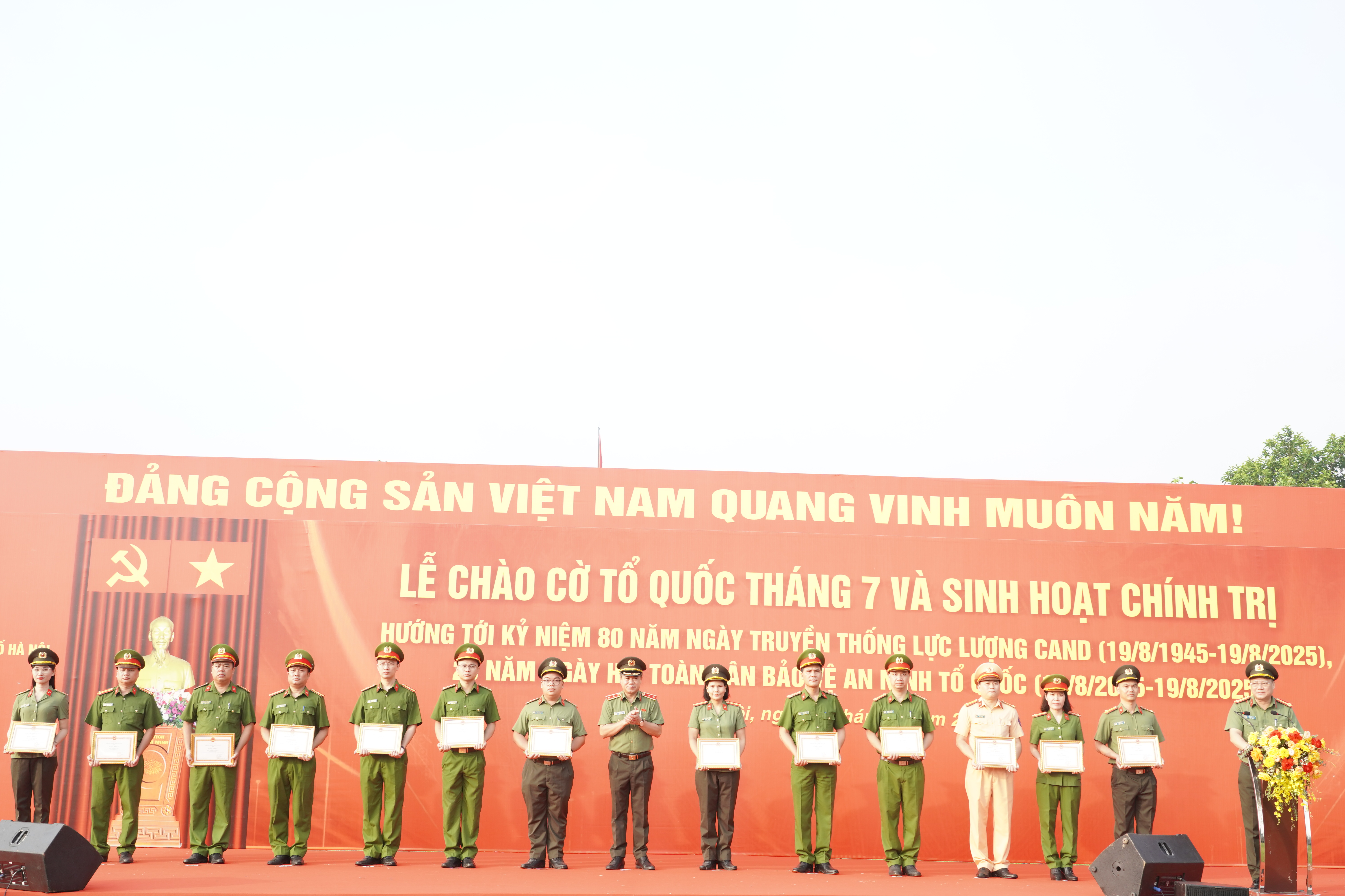 Công an Thủ đô tổ chức Lễ chào cờ tại Hoàng Thành Thăng Long: Khơi dậy khí phách người chiến sĩ “Vì nước quên thân, vì dân phục vụ”