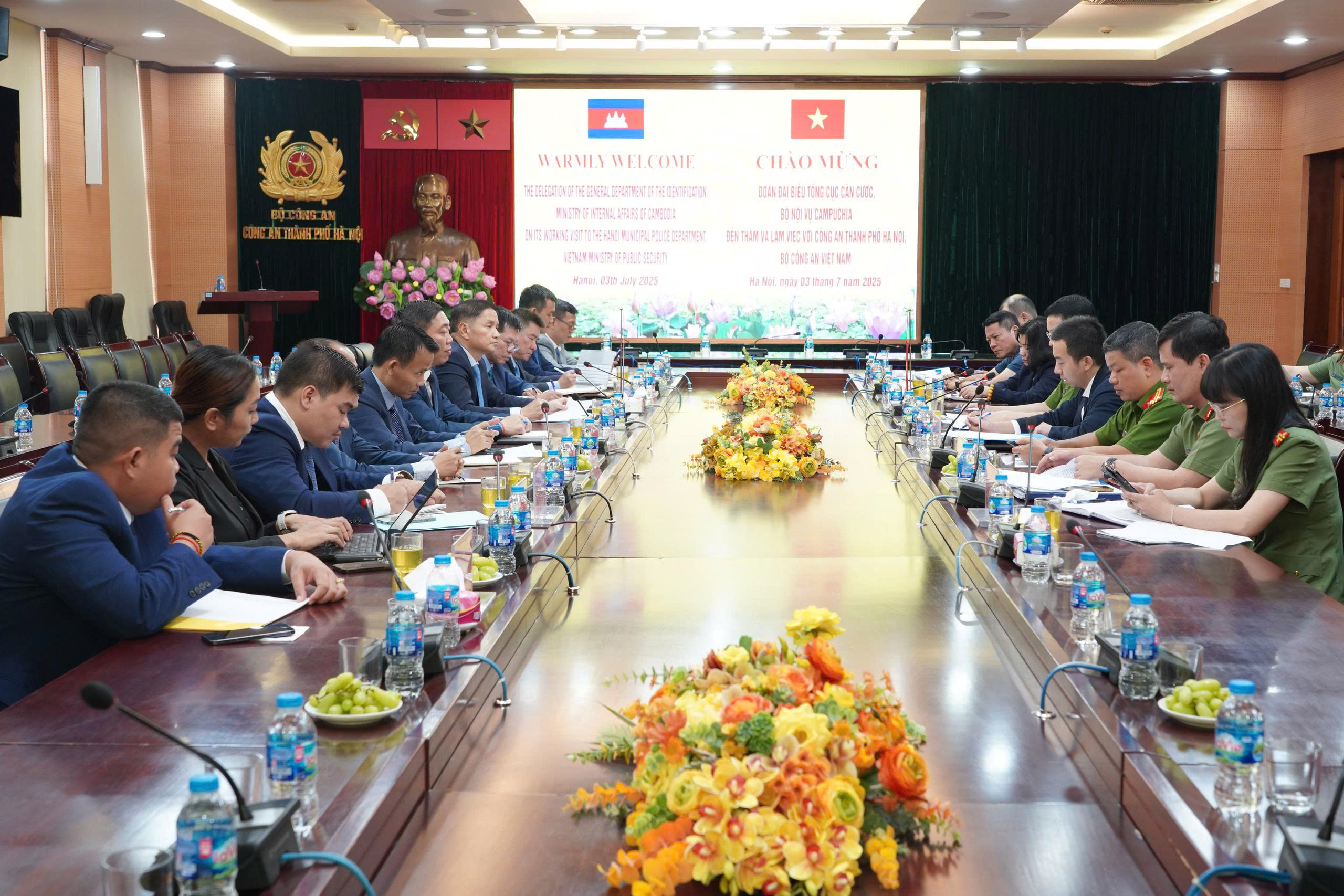 Đoàn đại biểu Tổng cục Căn cước Campuchia thăm và làm việc với Công an Hà Nội: Chia sẻ kinh nghiệm xây dựng dữ liệu dân cư và cấp căn cước công dân