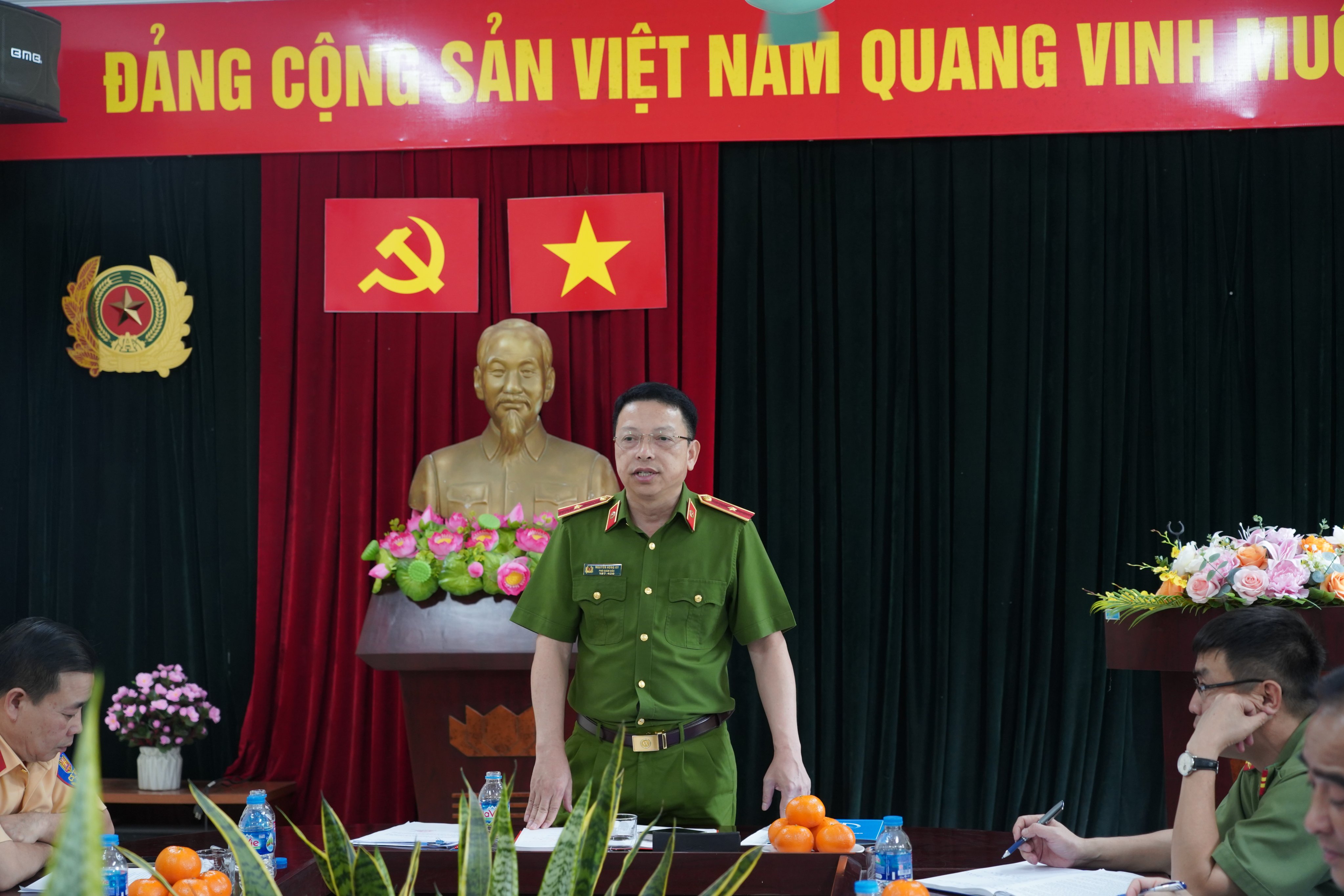 Phó Giám đốc Công an thành phố Nguyễn Hồng Ky kiểm tra hoạt động Công an phường Hồng Hà sau khi thực hiện mô hình chính quyền địa phương hai cấp