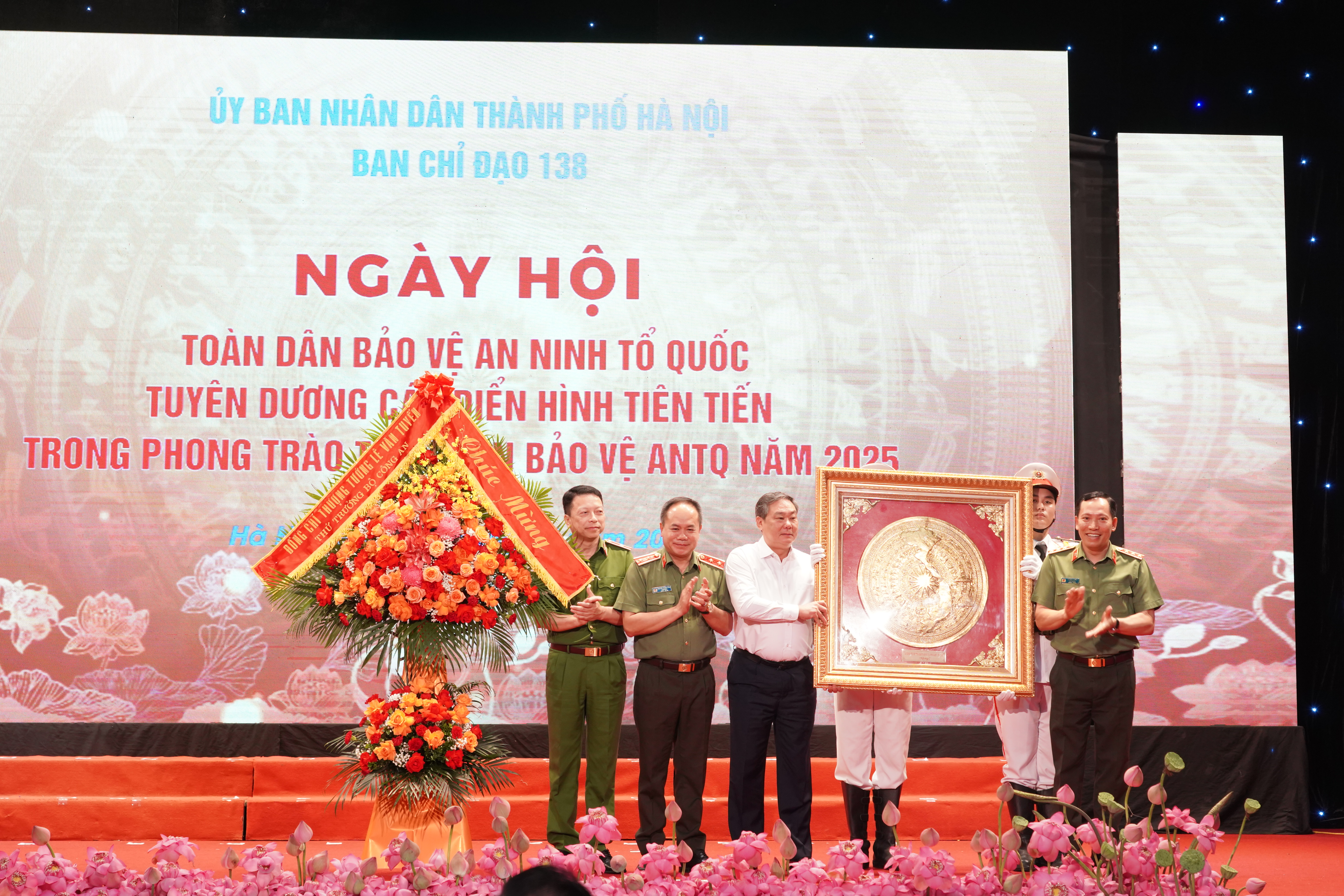 Lan tỏa phong trào toàn dân bảo vệ an ninh Tổ quốc: Hà Nội tuyên dương 39 điển hình tiên tiến năm 2025