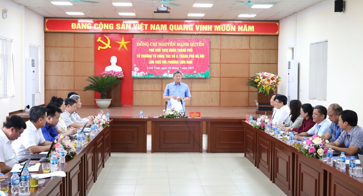 Phó Chủ tịch UBND thành phố Nguyễn Mạnh Quyền kiểm tra mô hình chính quyền hai cấp tại phường Lĩnh Nam và phường Hồng Hà