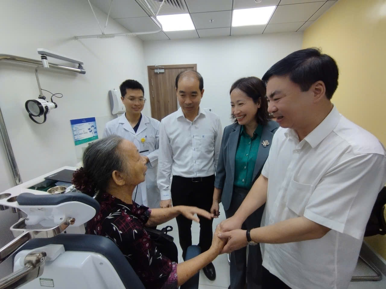 Phường Tây Mỗ tổ chức khám sức khỏe miễn phí cho người có công: Lan tỏa đạo lý “Uống nước nhớ nguồn”