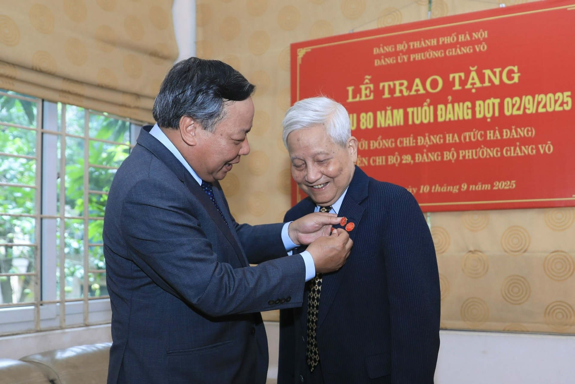 Nhà báo lão thành Hà Đăng vinh dự nhận Huy hiệu 80 năm tuổi Đảng 