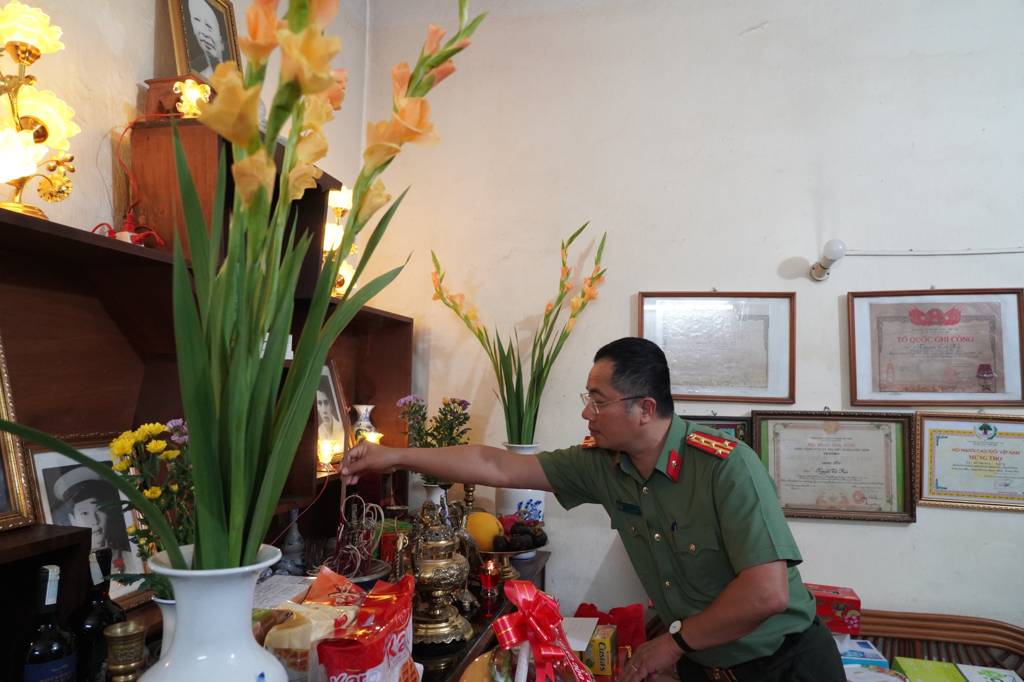 Phó Giám đốc Công an thành phố Hà Nội thăm hỏi, tri ân gia đình anh hùng liệt sĩ Công an nhân dân