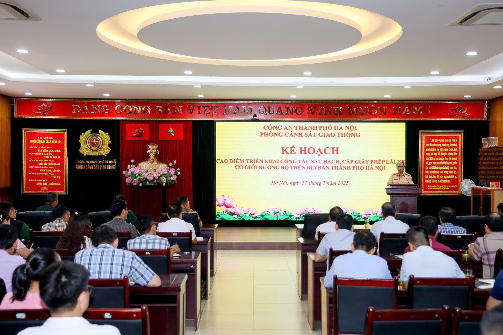 Hà Nội triển khai cao điểm sát hạch, cấp đổi giấy phép lái xe, phục vụ người dân thuận lợi, minh bạch