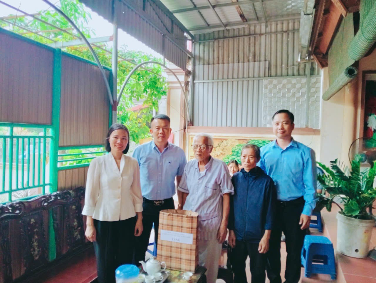 Lãnh đạo xã Hát Môn thăm và tặng quà các gia đình có hoàn cảnh khó khăn