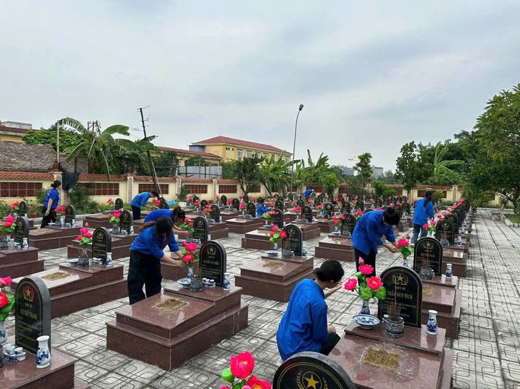 Tuổi trẻ phường Phú Lương chăm sóc Nghĩa trang liệt sĩ: Lan tỏa đạo lý “Uống nước nhớ nguồn”