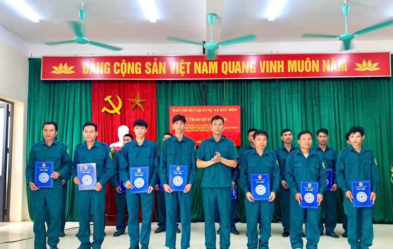Xã Hát Môn: Công bố quyết định thành lập và bổ nhiệm cán bộ chỉ huy đơn vị dân quân tự vệ