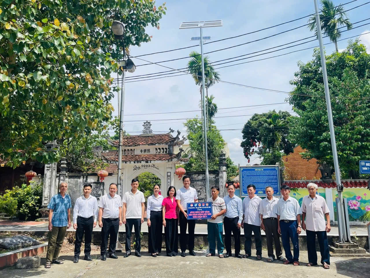 Ủy ban MTTQ Việt Nam xã Hát Môn bàn giao công trình thắp sáng đèn năng lượng mặt trời tại thôn Ngọc Tảo 7