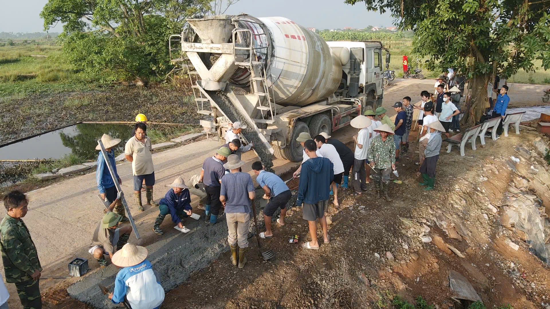 Xã Hạ Bằng: Nhân dân thôn Yên Lạc 2 chung sức mở rộng đường làng, lan tỏa phong trào xây dựng nông thôn mới