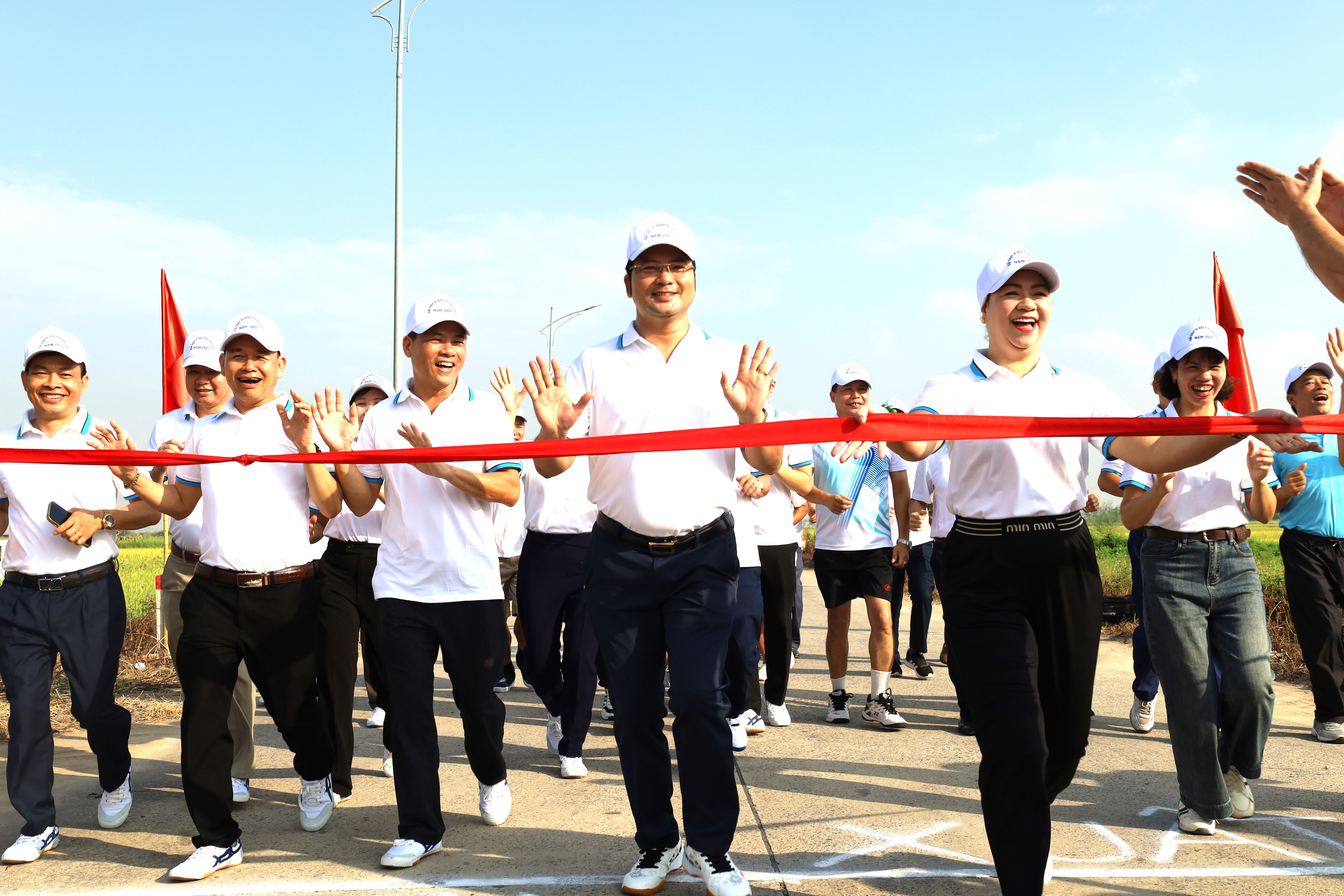 Không khí sôi nổi tại Giải chạy Báo Hànộimới lần thứ 50 ở xã Cổ Đô