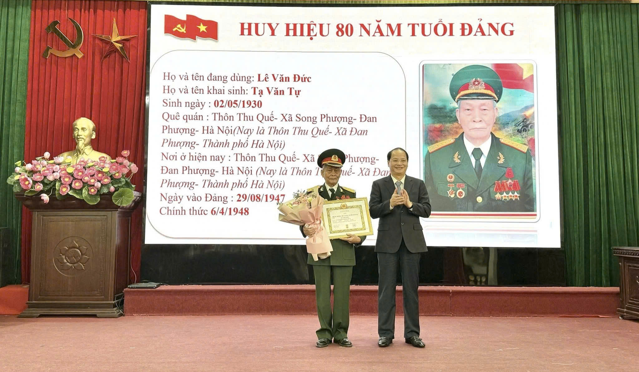 Trưởng Ban Tuyên giáo và Dân vận Thành uỷ trao Huy hiệu Đảng tặng đảng viên xã Đan Phượng